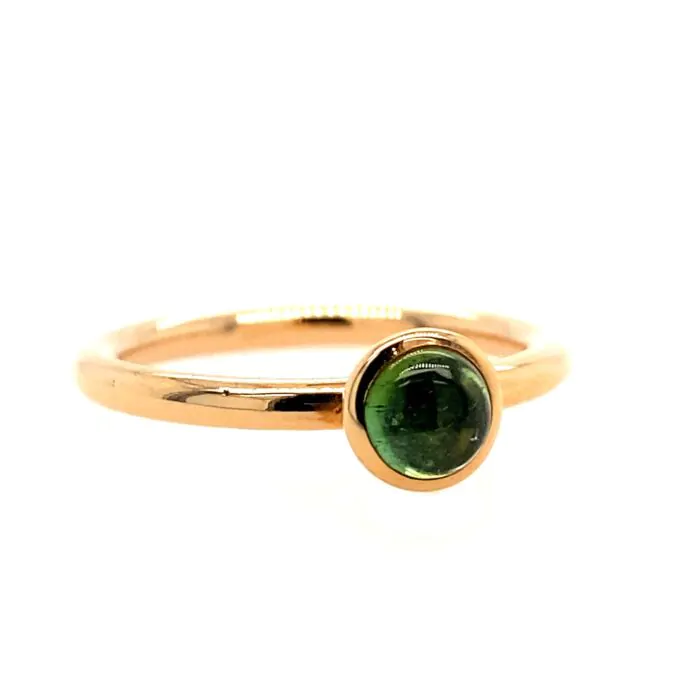 Bron ring Sushi met een groene toermalijn steen. Minimaal van afmeting maar dapper van uitstraling. Voor jonge en kleine vingers als solo of als aanvulling bij iets groters.