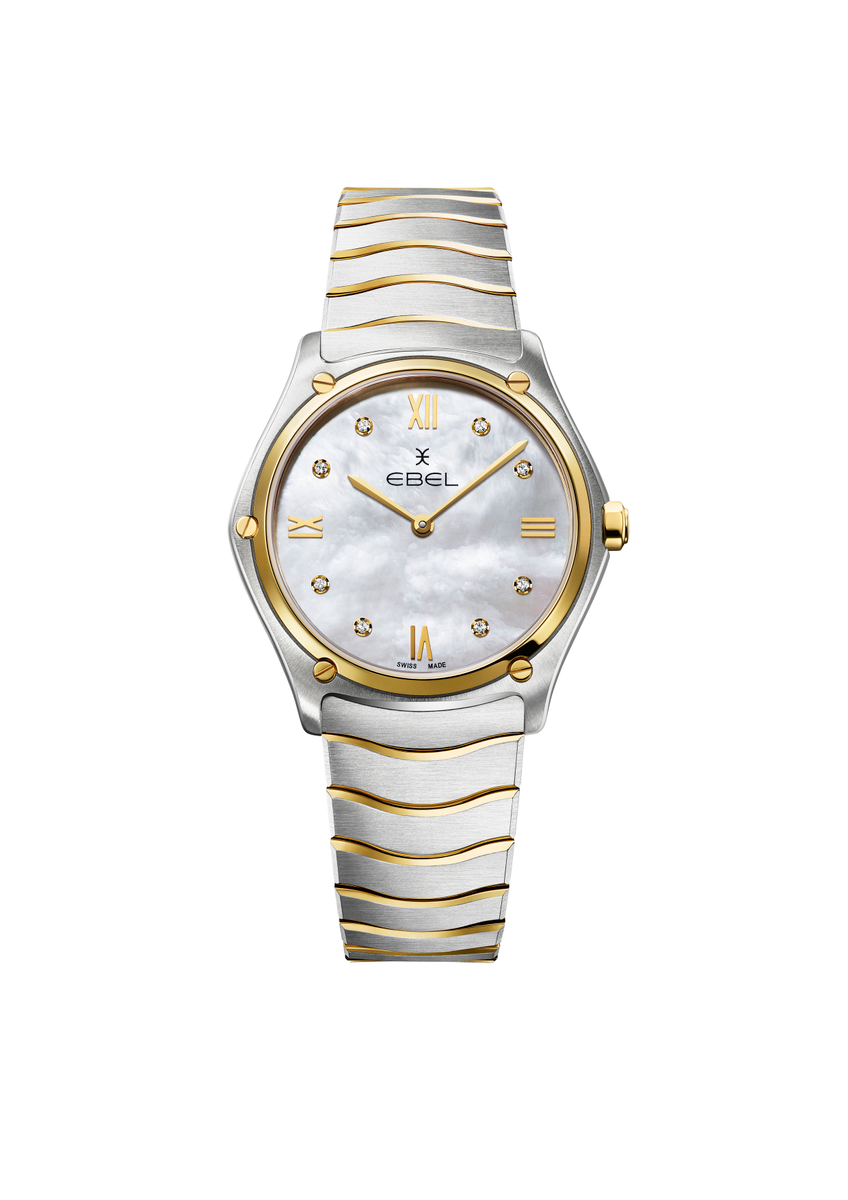 Het Ebel Sport Classic horloge belichaamt de verfijning en prestaties waar het merk Ebel om bekend staat. Sinds de oprichting in 1911 heeft Ebel een erfenis opgebouwd van excellentie in de Zwitserse horloge-industrie, en de Sport Classic-collectie staat symbool voor tijdloze elegantie en technische innovatie. Dit specifieke model vertegenwoordigt perfect het ethos van de Sport Classic-serie. Met een kast van hoogwaardig roestvrij staal en een diameter van 33 mm. De kast is zorgvuldig vervaardigd en gepolijst, wat resulteert in een strak en toch opvallend ontwerp dat de aandacht trekt zonder te overdrijven.