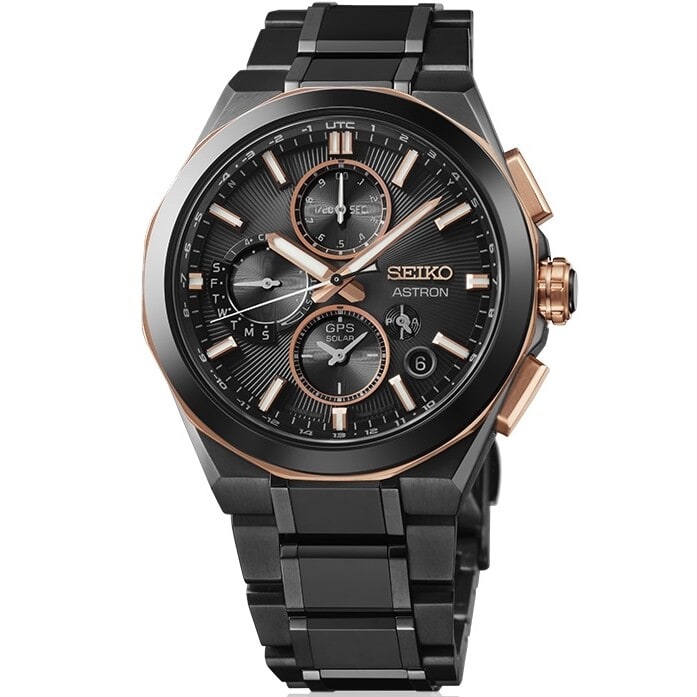 Het SEIKO 5X83 kaliber is een prestigieuze analoge GPS Solar Dual-Time Chronograaf. Dit horloge kan met een eenvoudige druk op de knop overal ter wereld zich instellen op de juiste tijdzone en hiermee de juiste lokale tijd weergeven. Op de wijzerplaat geeft de GPS-signaal indicator aan of het horloge verbinding maakt met het wereldwijde GPS netwerk. Ook laat het horloge zien met hoeveel satellieten het horloge verbinding maakt. Voor het bepalen van de juiste tijdzone is er verbinding nodig met minimaal 4 satellieten. Indien het horloge volledig is opgeladen maakt het horloge tot 2 keer per dag satellietverbinding met één satelliet om de tijd te corrigeren. Hierdoor is het 5X83 GPS Solar horloge extreem accuraat en kent het horloge slechts een afwijking van 1 seconde per 100,000 jaar. Indien nodig kan de lokale tijd ook handmatig worden gewijzigd. De slimme Perpetual Calendar functie zorgt ervoor dat het horloge tot het jaar 2100 altijd de juiste datum aangeeft. Het horloge beschikt over een Dual-Time, in-flight mode, een automatische DST aanpassing en het horloge beschikt over een chronograaf functie. De stopwatch kan tot 12 uren in stappen van 1/20 seconde meten. Een tussentijdsfunctie is voorzien. Een tweede tijd wordt weergegeven op de subdial op de wijzerplaat en een aparte AM/PM-indicatie. De ingebouwde horloge micro-GPS ontvanger verbruikt zó weinig energie, dat alle functies optimaal functioneren op lichtenergie, die wordt gegenereerd door de Solar wijzerplaat. Lees meer over dit kaliber in de gebruiksaanwijzing. 
