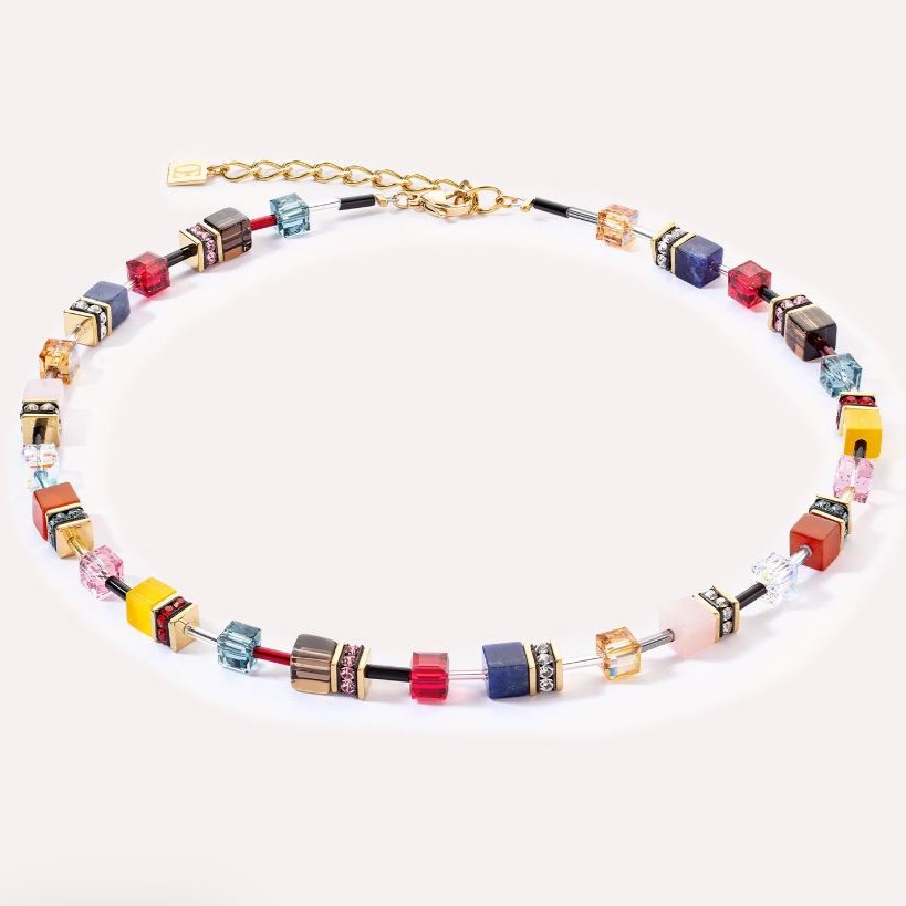 De stralende edelstenen in combinatie met de warme goudtinten en glanzende elementen maken dit collier tot een stijlvol accessoire dat niet alleen mooi is om naar te kijken, maar ook de krachtige energie van de edelstenen met zich meedraagt. Of je hem nu als los stuk draagt of in combinatie met de bijpassende armband en oorbellen, de GeoCUBE® Iconic Precious armband Energy voegt een kleurrijk accent toe en onderstreept je persoonlijke uitstraling. Een sieraad dat je elke dag herinnert aan het leven van je innerlijke kracht en energie.