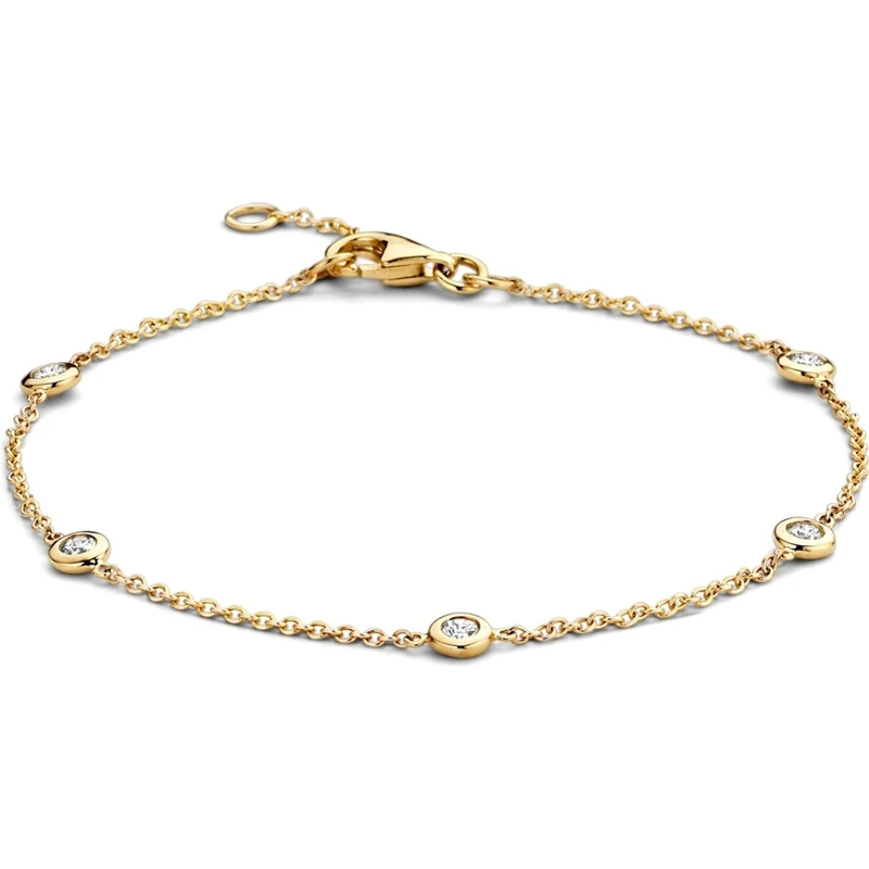 Deze gouden armband van Louis Bros is vervaardigd uit 18 karaat (2.14 gr) en is gezet met 5 briljant geslepen diamanten met een totaalgewicht van 0.10crt. 
Deze fijne armband met diamanten straalt luxe en verfijning uit. Het warme goud contrasteert prachtig met de sprankeling van de diamanten, wat een tijdloze en elegante uitstraling creëert. Deze armband is subtiel en toch opvallend, perfect om elke outfit mee te verfraaien. Ideaal voor speciale gelegenheden of als een waardevol sieraad dat dagelijks gedragen kan worden, voegt het een vleugje glamour toe aan elk moment.