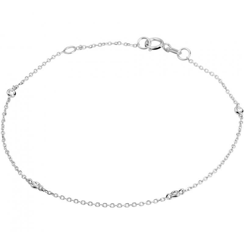 Deze gouden armband van Louis Bros is vervaardigd uit 14 karaat witgoud (1.50 gr) en is gezet met 5 briljant geslepen diamanten met een totaalgewicht van 0.23crt. 
Deze fijne armband met diamanten straalt pure elegantie uit. Het koele, zilverachtige witgoud vormt een perfecte achtergrond voor de schittering van de diamanten, wat zorgt voor een moderne en verfijnde uitstraling. Deze armband is subtiel en stijlvol, ideaal om te dragen bij zowel formele gelegenheden als dagelijks. Met zijn tijdloze design en schitterende afwerking is het een sieraad dat moeiteloos een vleugje luxe toevoegt aan elke outfit.