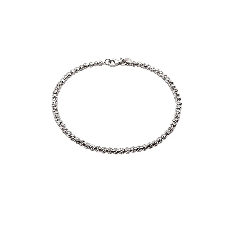Deze armband van Louis Bros is vervaardigd uit 14 karaat witgoud (3.44gr). De armband heeft een lengte van 19 cm en een dikte van 2 mm . Deze tijdloze armband is stijlvol , eenvoudig en gemakkelijk te combineren . De siersden vormen enerzijds een prachtige basis voor een minimallistische look,of kunnen anderzijds uitgebreid worden met verschillende type sieraden voor een rijke en of een feestelijke uitstraling.