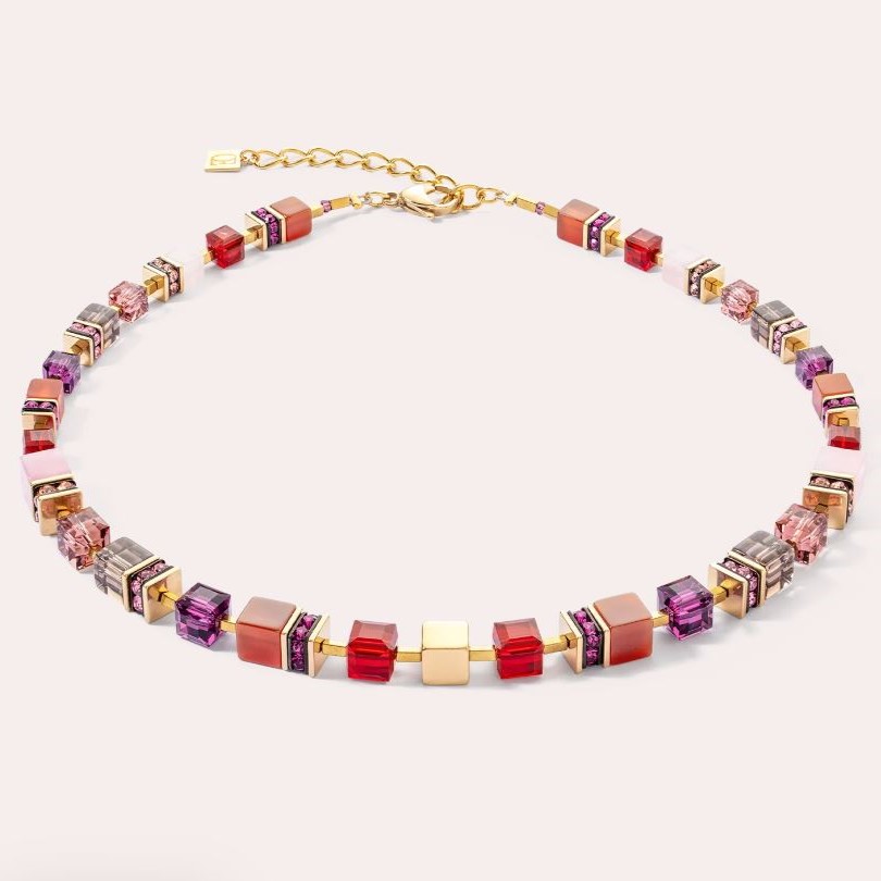 De kleurrijke sieraden collectie van Coeur de Lion wordt handgemaakt in Duitsland. Op een sterke basis van staaldraad worden elementen van verschillende materialen zoals staal, swarovski kristallen, edelstenen en zoetwaterparels geregen. De bekende Geo-Cube collectie is inmiddels in vele kleurcombinaties uitgevoerd. Bij iedere outfit past een eyecatcher van Coer de Lion!

Het Coeur de Lion 3039/10-0316 GeoCube Collier is gemaakt van goudkleurige edelstalen elementen in combinatie met rookkwarts, rozenkwarts, carneool, swarovski kristallen, polaris en strass rondellen in verschillende tinten.