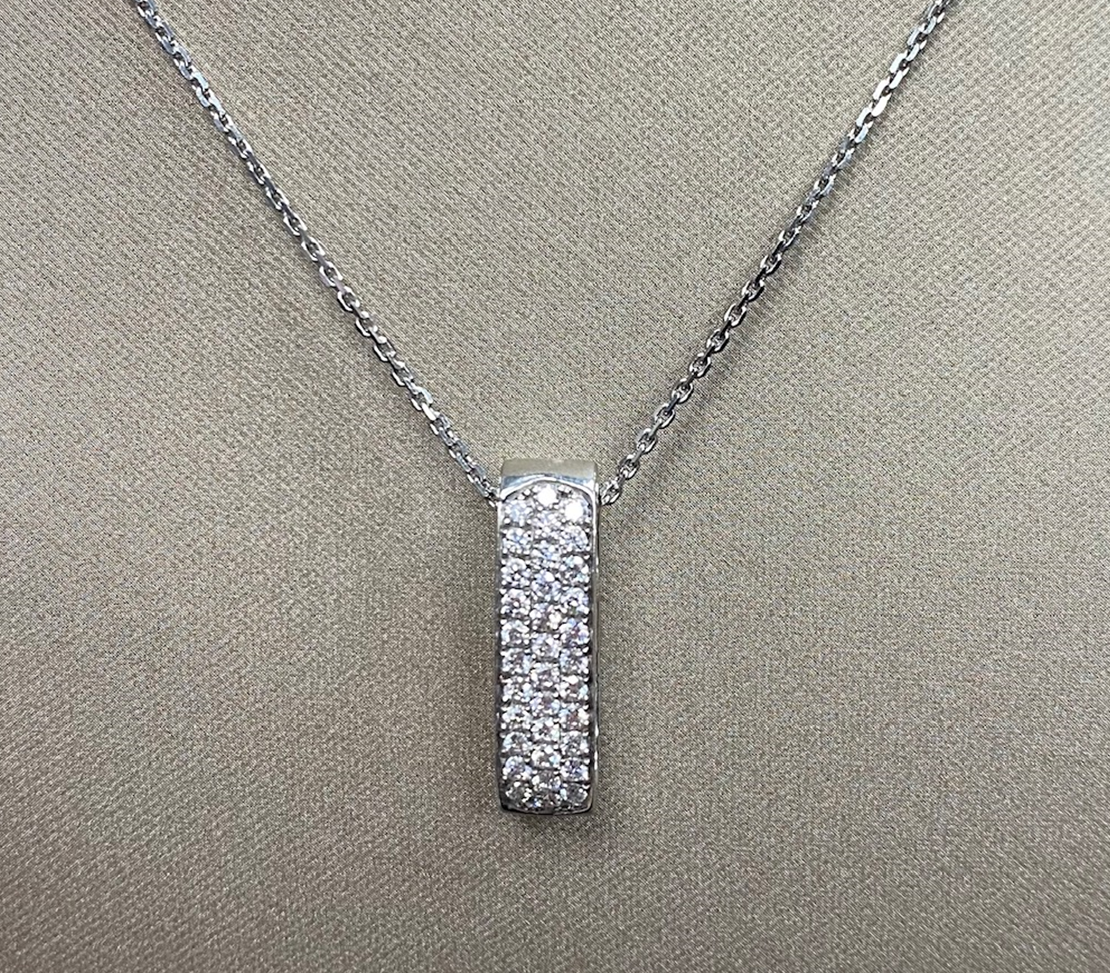14 Karaat witgouden hanger pavé gezet met briljant H/SI. hanger maatvoering 6 x 21 mm. 