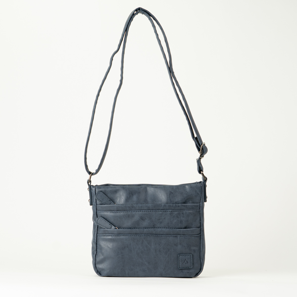 Deze JustDreamz Mallorca crossbodytas in marineblauw is voorzien van een verstelbare schouderriem, een ritssluiting en meerdere vakken om al je spullen georganiseerd te houden. Draag hem over je schouder of crossbody voor een trendy en praktische look. De perfecte aanvulling op elke outfit! Kies voor stijl en gemak met deze veelzijdige tas.