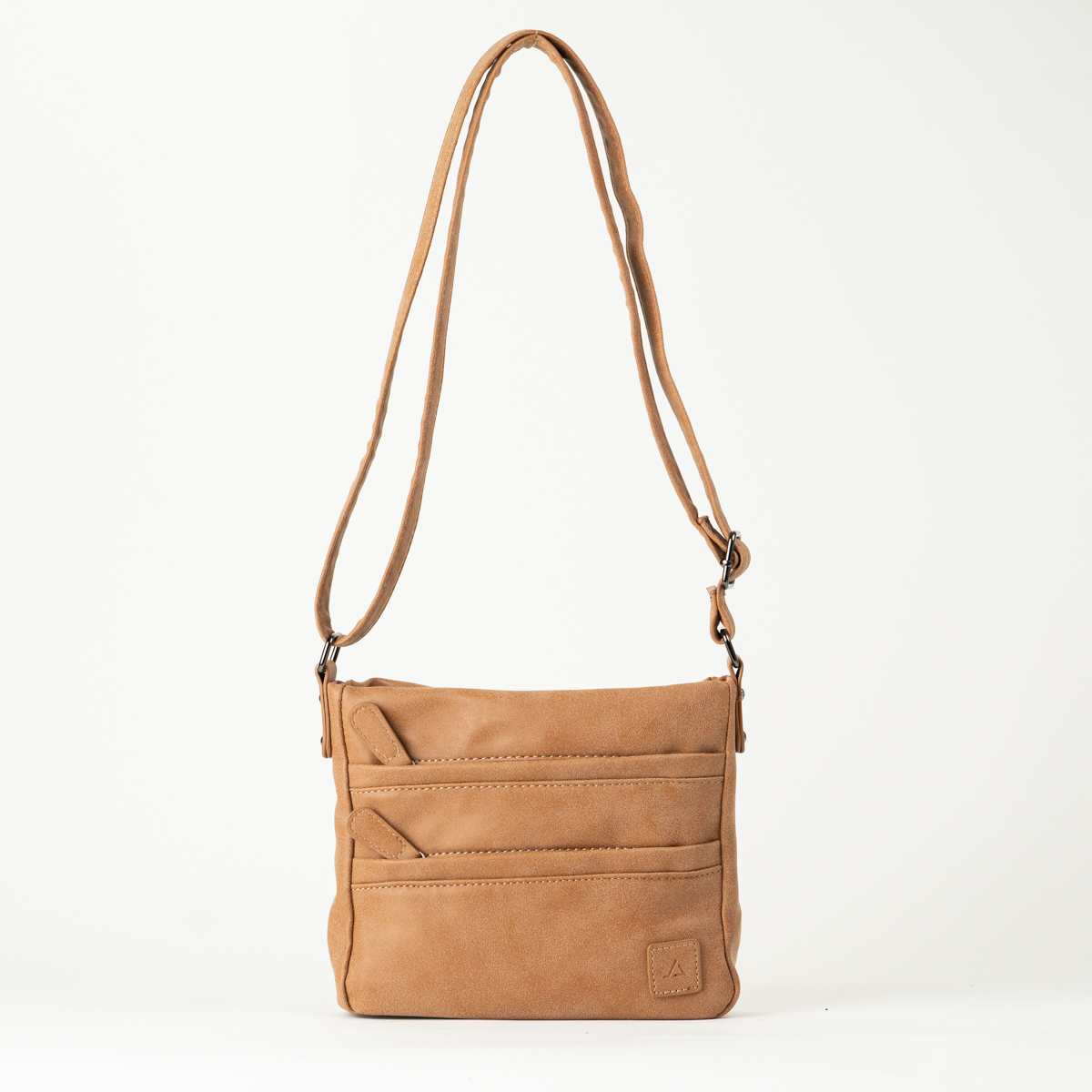 Deze justDreamz Mallorca crossbody tas in kameel is gemaakt van hoogwaardig materiaal en heeft een stijlvolle uitstraling. De tas heeft een verstelbare schouderband en verschillende opbergvakken. Draag de tas schuin over je lichaam voor een trendy look. Perfect voor dagelijks gebruik of een avondje uit. Maak je outfit compleet met deze prachtige crossbody tas.