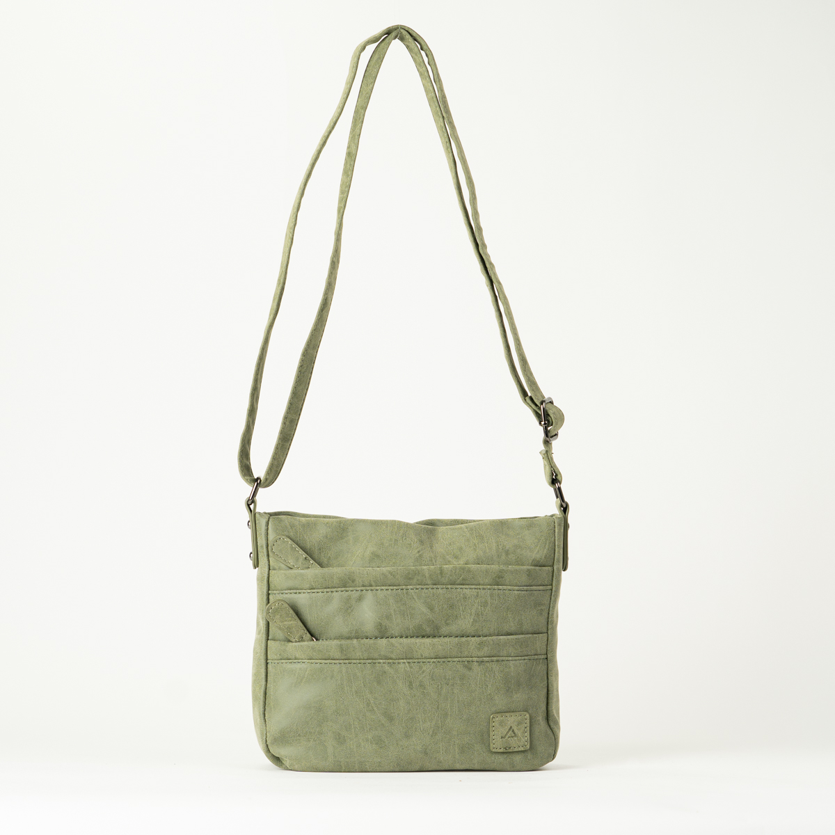 Deze JustDreamz Mallorca crossbody Olive heeft een verstelbare schouderriem, een flap sluiting, en verschillende vakken voor het opbergen van al je essentials. De beste manier om hem te dragen is schuin over je lichaam, zodat je handen vrij blijven. De tas is perfect voor dagelijks gebruik en past goed bij verschillende outfits. Kies voor stijl en gemak met deze trendy crossbody tas!