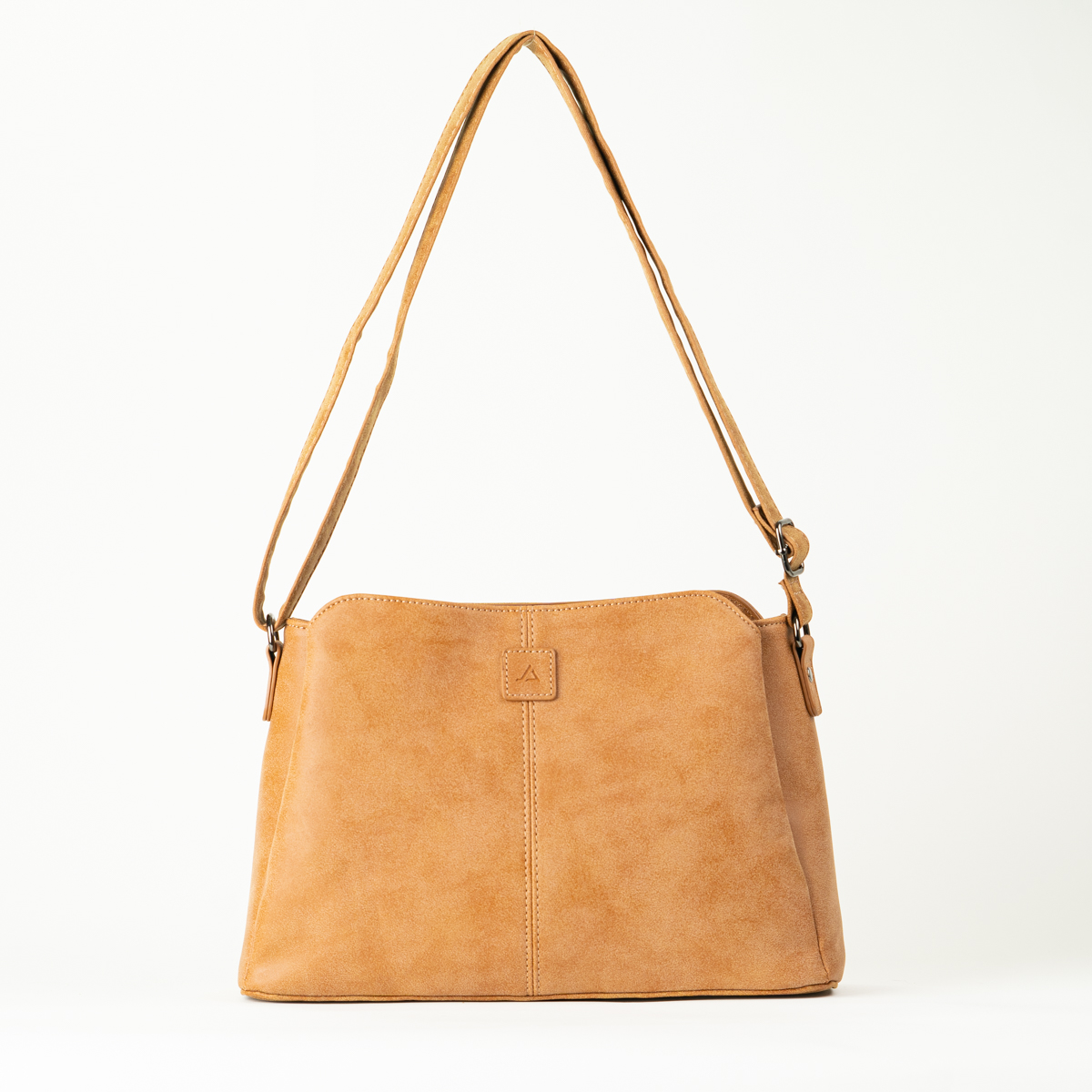 Deze JustDreamz crossbody tas is gemaakt van camelkleurig materiaal en heeft het modelnummer 1008401-03. De tas heeft een verstelbare schouderband en een ruim hoofdvak met rits. Daarnaast heeft de tas een handig binnenvak met ritssluiting voor kleine items. Draag deze tas als crossbody voor een trendy en praktische look. De perfecte accessoire voor elke gelegenheid!