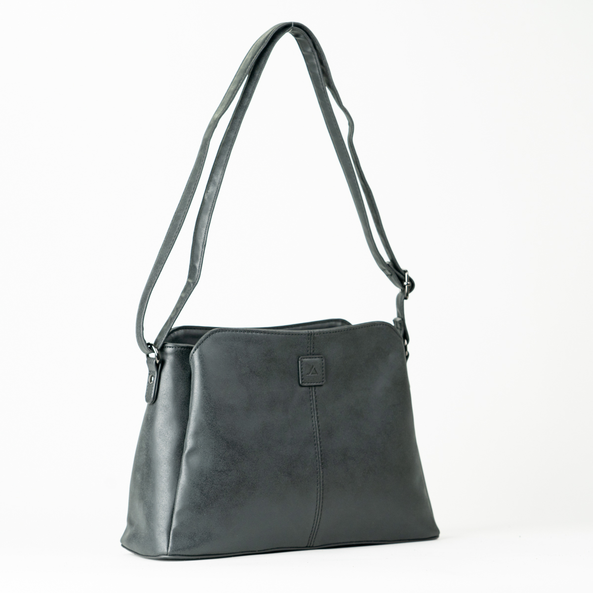 Deze JustDreamz crossbody Black 1008401-00 heeft een verstelbare schouderband, een hoofdvak met ritssluiting en een voorvak met magnetische sluiting. De tas is gemaakt van hoogwaardig materiaal en is perfect voor dagelijks gebruik. Draag het over je schouder of diagonaal over je lichaam voor een trendy look. Stijlvol en praktisch, deze crossbody tas is een must-have accessoire!