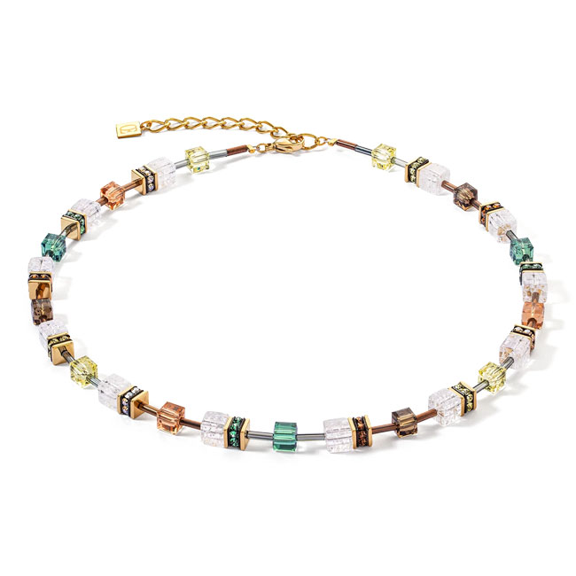 Ontdek de perfecte balans tussen natuur en elegantie met de GeoCUBE® Iconic Nature collier. Deze bijzondere ketting combineert de zachte, aardse tinten van kristallen met de fascinerende, gebarsten bergkristalblokjes die het sieraad een unieke, natuurlijke textuur geven. Geïnspireerd door de huidige kleurentrend van grounded glamour, combineert deze ketting warme aardetinten met de luxueuze glans van goud. Ervaar de magie van de natuur gecombineerd met glamoureus design - met de GeoCUBE® Iconic Nature ketting bruin en wit in goud. Een musthave voor iedereen die elegantie en aardsheid op een stijlvolle manier wil combineren.