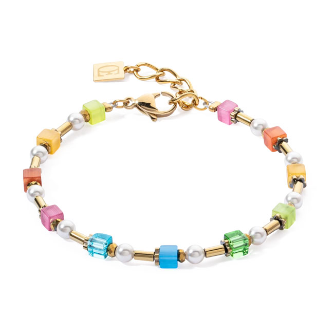 mooie armband met  mooie kleur stenen . afgezet met gold plated edelstaal .