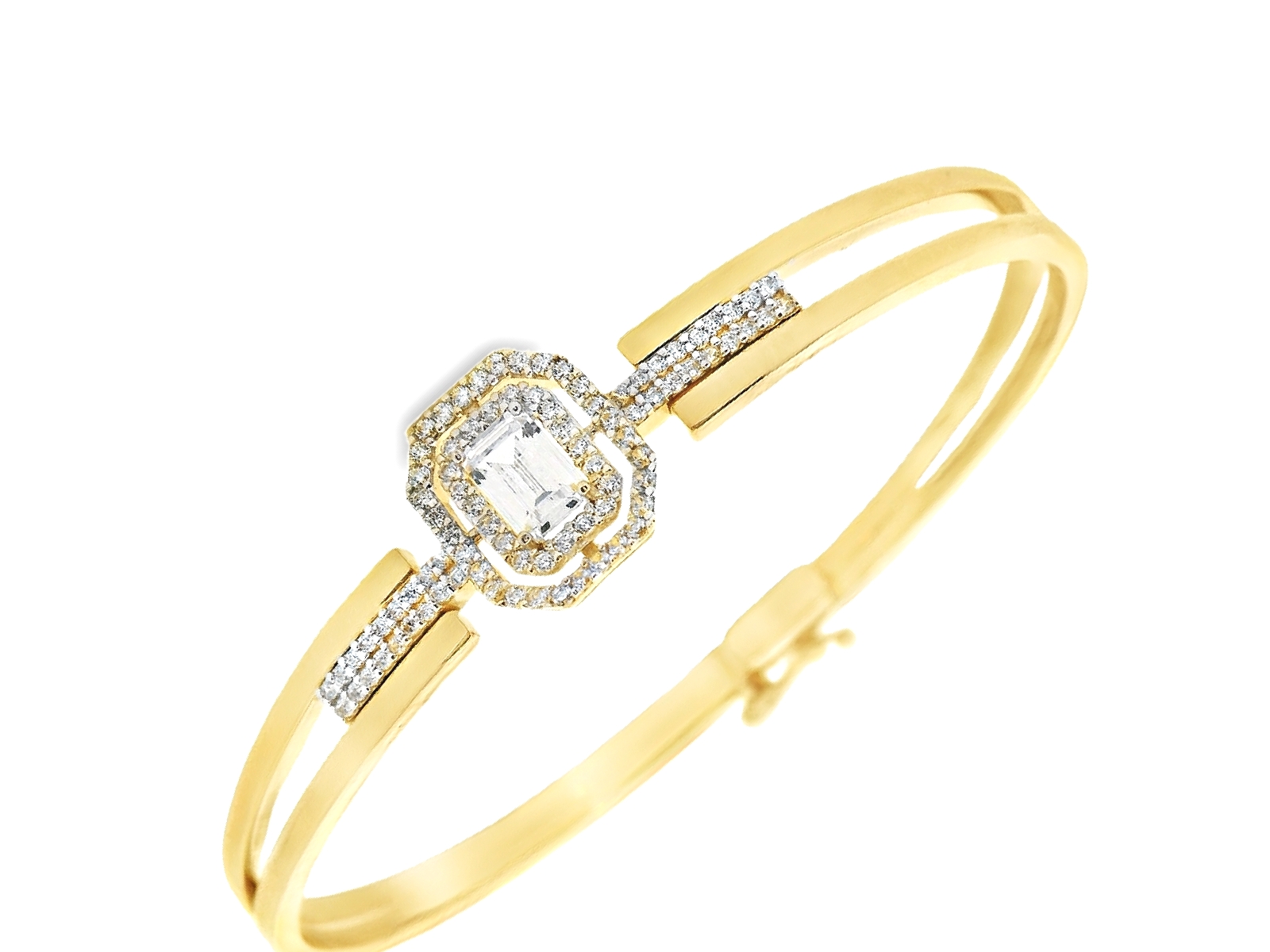Een bijzondere, fantasie bangle met Zirkonia. Deze armband van Louis Bros is vervaardigd uit 14 karaat geelgoud (6.90 gr.). De armband heeft een breedte van 6.25 mm en een dikte 1.69 mm .Deze armband is echt een plaatje aan de vrouwenpols, tijdloos, draagbaar is voor dagelijks gebruik en voor speciale gelegenheden.