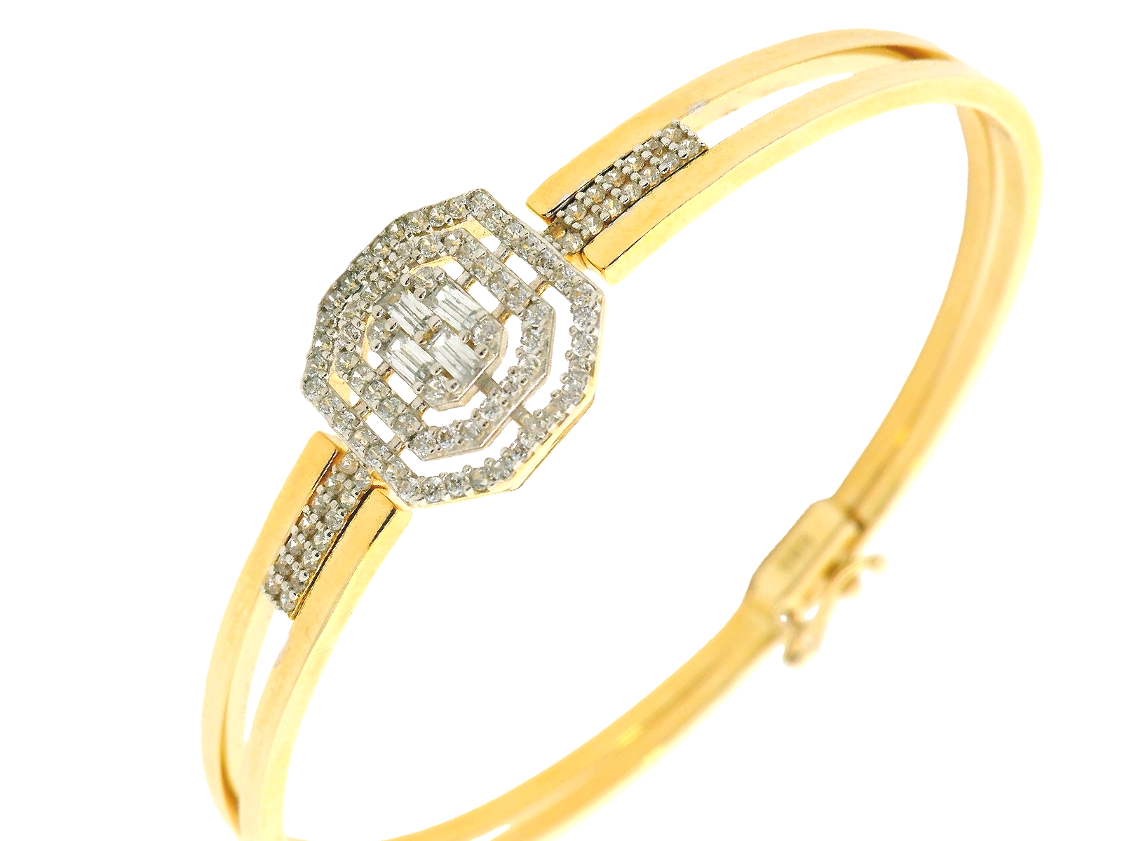 Deze armband van Louis Bros is vervaardigd uit 14 karaat geelgoud met wit rhodium (7.14 gr.). Deze armband is echt een plaatje aan de vrouwenpols, tijdloos, draagbaar is voor dagelijks gebruik en voor speciale gelegenheden.