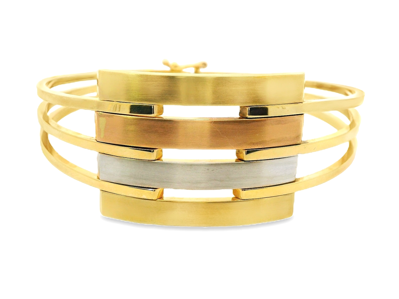  Deze exclusieve armband van Louis Bros is vervaardigd uit 14 karaat tricolor (12. gr.). Deze armband met fantasie design is een opvallend en stijlvol sieraad. De combinatie van geelgoud, witgoud en roségoud geeft de armband een unieke en veelzijdige uitstraling. Het fantasie design zorgt voor een artistiek en eigentijds karakter. Deze prachtige armband is perfect om elke outfit te verfraaien en is geschikt voor zowel dagelijkse draag als speciale gelegenheden. Een tricolor gouden armband met fantasie design is een elegant en veelzijdig juweel dat zeker de aandacht trekt.
