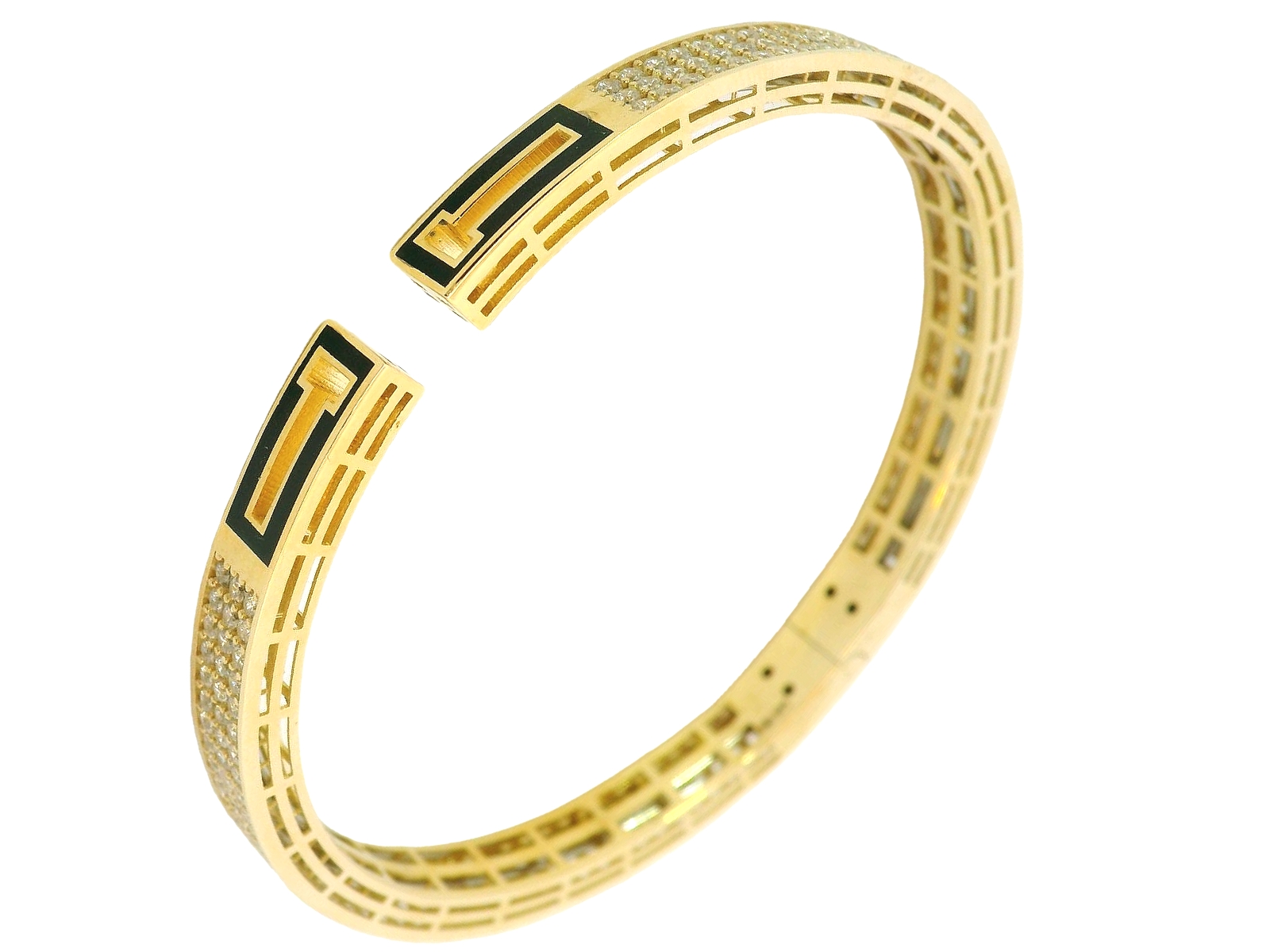 Deze armband van Louis Bros is vervaardigd uit 14 karaat geelgoud (14.30 gr.). De armband heeft een breedte van 6 mm. 
Deze verfijnde  bangle straalt pure elegantie uit, verrijkt met sprankelende zirkonia en diepe zwarte onyx. De glanzende zirkonia voegen een vleugje glamour toe, terwijl de zwarte onyx een mystieke en stijlvolle uitstraling geeft. Deze combinatie van fonkelende en donkere elementen zorgt voor een prachtig contrast, waardoor de bangle zowel opvallend als tijdloos is. Ideaal voor elke gelegenheid, dit sieraad is een perfecte keuze voor de moderne drager die houdt van een chique en eigentijdse stijl.