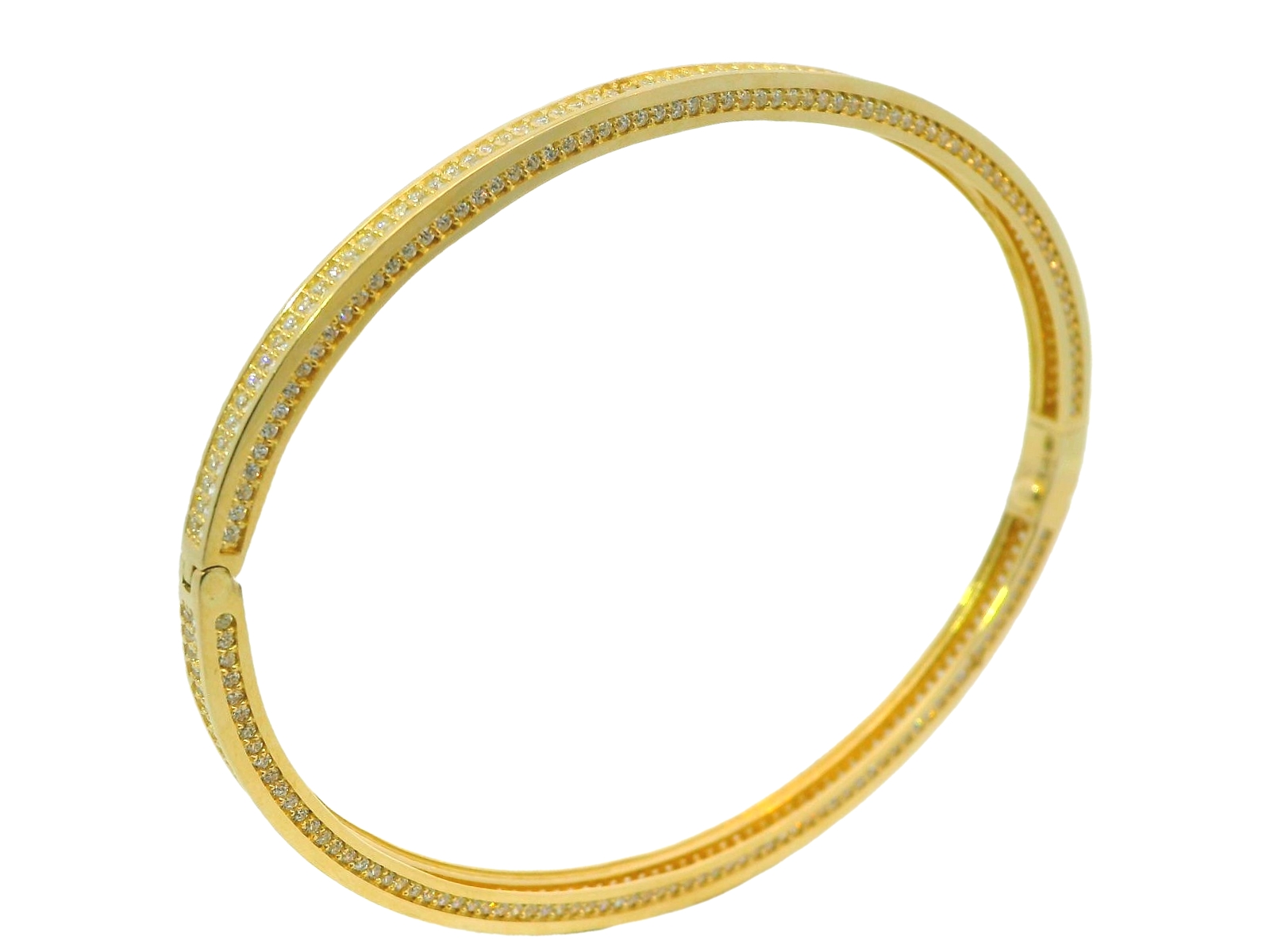 Deze armband van Louis Bros is vervaardigd uit 14 karaat geelgoud (9.77 gr.). De armband heeft een breedte van 3.5 mm. 
Deze verfijnde bangle straalt pure elegantie uit, bezaaid met sprankelende zirkonia stenen. De glanzende zirkonia voegen een vleugje glamour en verfijning toe, perfect gecombineerd met de warme glans van het geelgoud. Dit opvallende sieraad is zowel tijdloos als eigentijds, ideaal voor elke gelegenheid. Of je nu een formele gebeurtenis bijwoont of je dagelijkse outfit wilt verfraaien, deze bangle is een perfecte keuze voor de moderne drager die houdt van luxe en stijl.