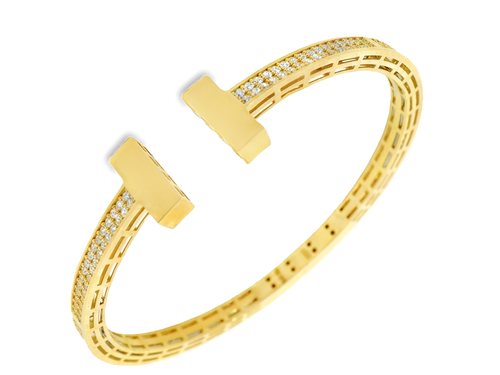 Deze armband van Louis Bros is vervaardigd uit 14 karaat geelgoud (11.77 gr.). 
Deze armband met zirkonia's straalt elegantie en verfijning uit. Het prachtige geelgoud accentueert de schittering van de fonkelende zirkonia's, die subtiel in het ontwerp zijn verwerkt. De armband heeft een speels en uniek design, waardoor het een blikvanger is bij elke outfit. Het tijdloze karakter van het geelgoud gecombineerd met de sprankelende zirkonia's maakt deze armband perfect voor elke gelegenheid, of het nu een dagelijks accessoire is of een sieraad voor speciale momenten.