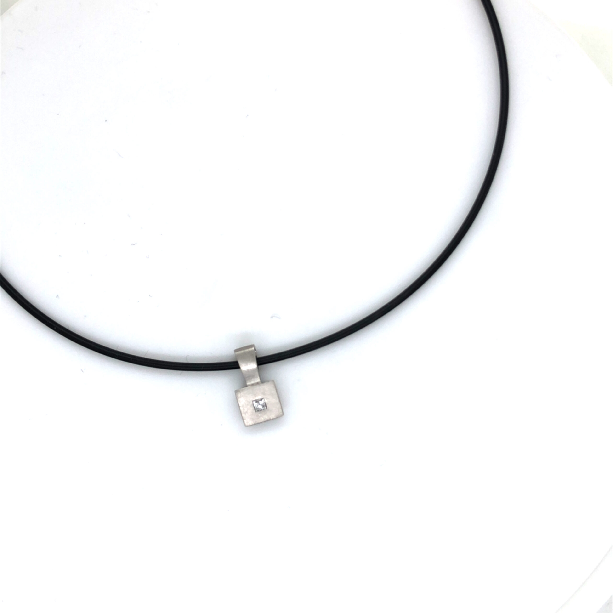 Anhänger- Schlaufe, gefertig in Platin 950 mit einem Diamant im Princess Schliff 0,05ct.
Maße 7,5 x 7,5 mm