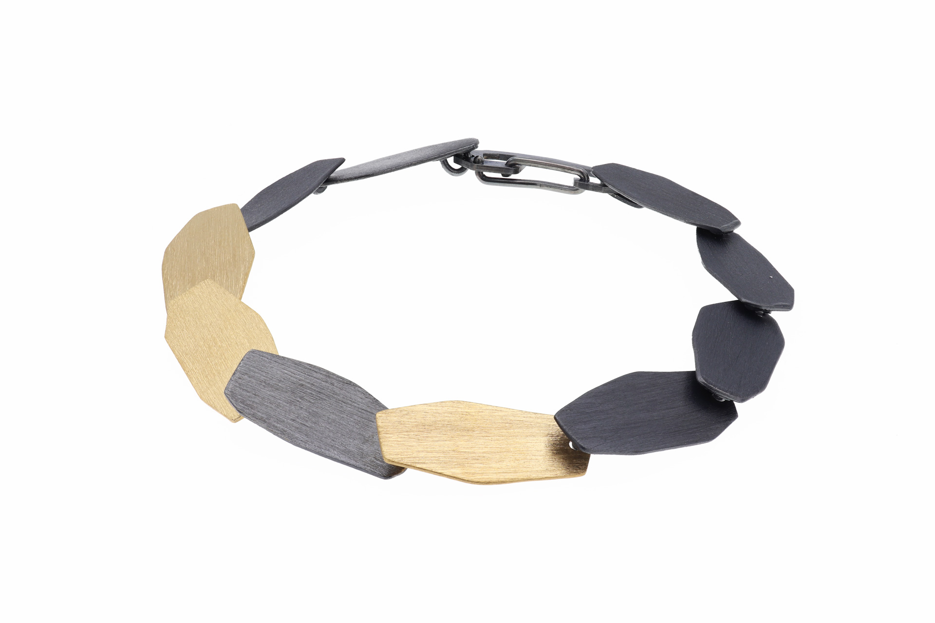 Armband gefertig in Silber 925, vergoldet und oxidiert.
Mit einer Sicherheits-Bügel-Schließe.
Länge 19,5 cm