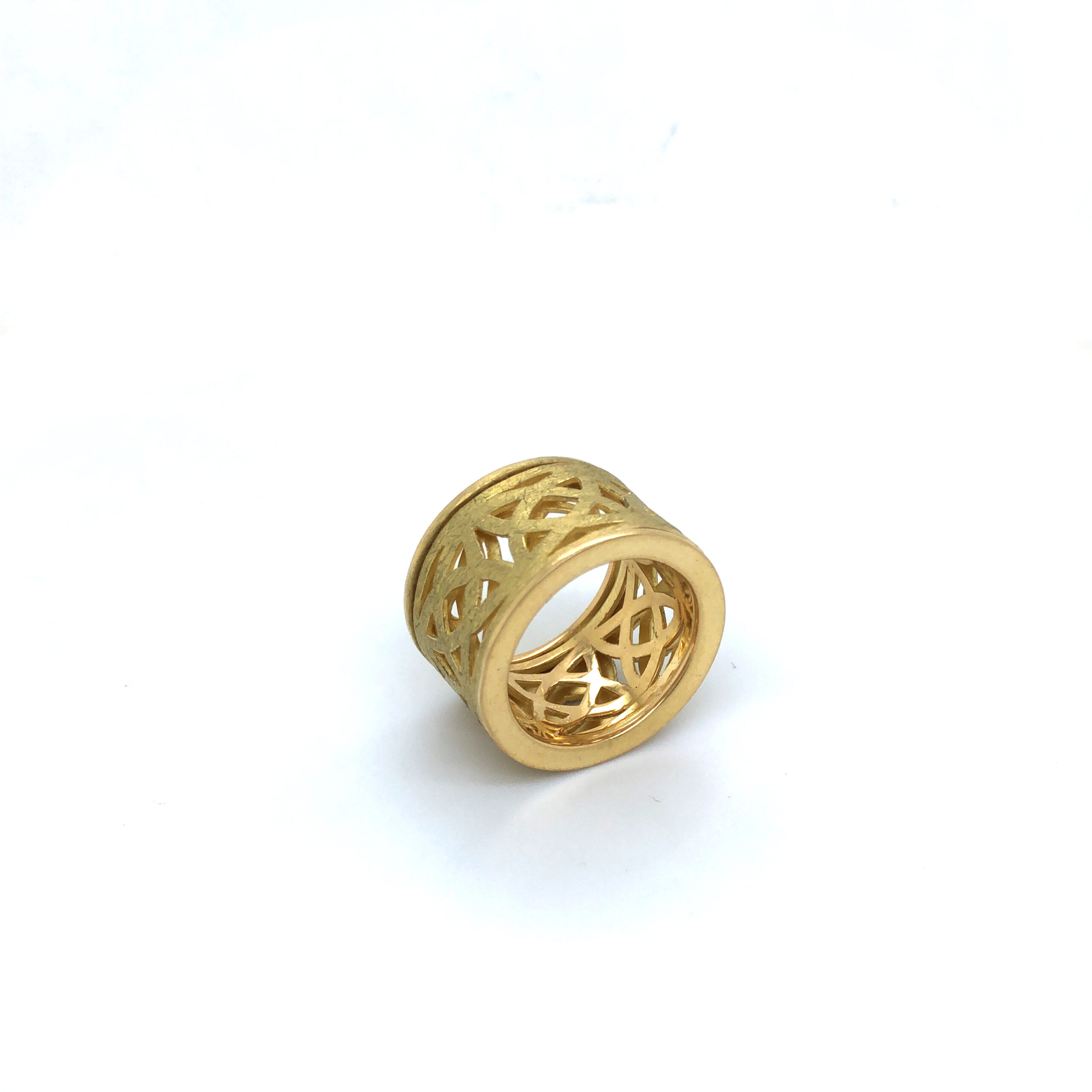 Zweiteilig gearbeiteter Bandring mit fein ausgearbeiteten Ornamentbändern. Das Außenband ist beweglich und drehbar. Die Ringbreite beträgt 15mm, gearbeitet in Gelbgold 750.
Design: Maier &amp; Beck