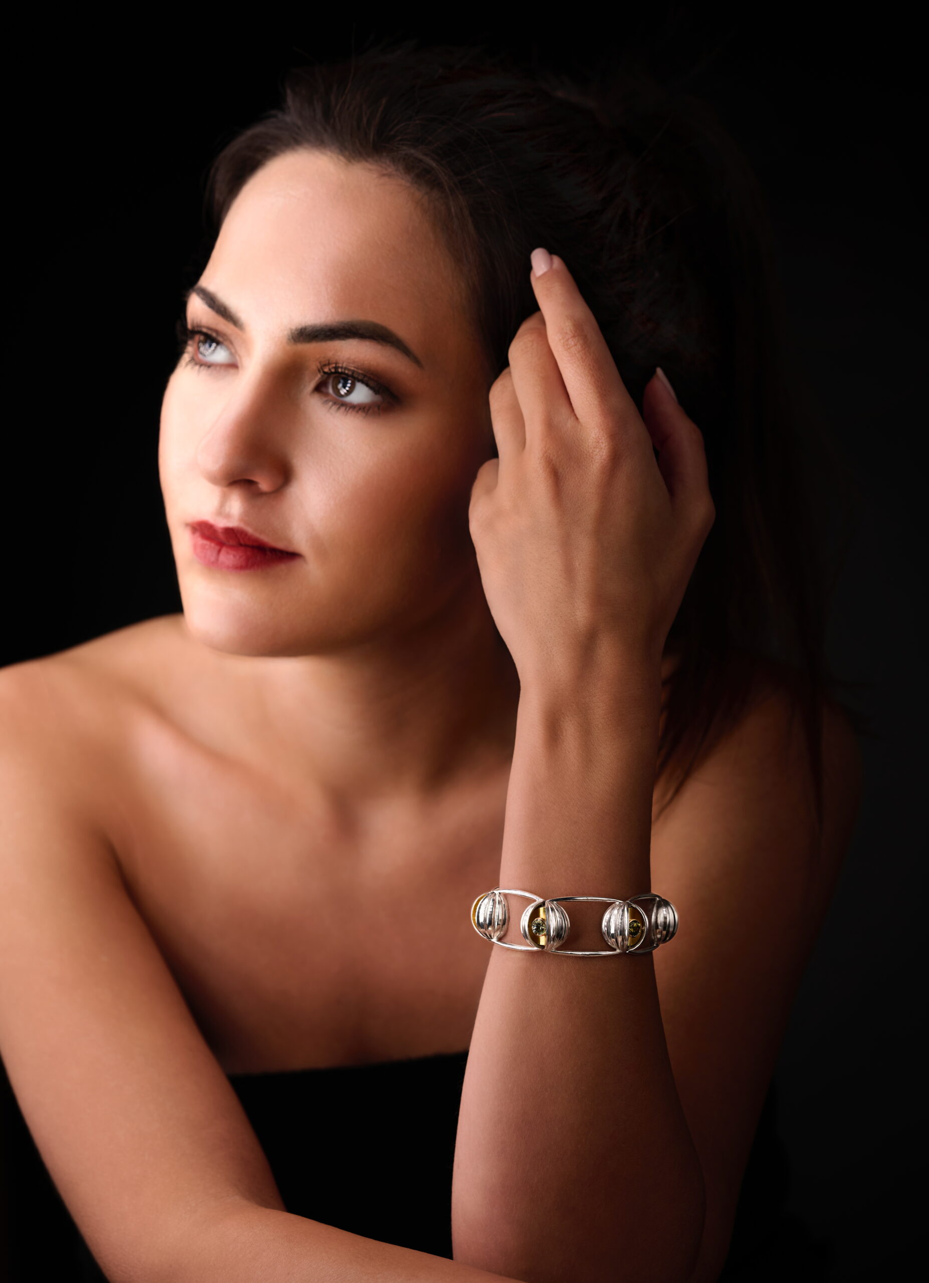 1. Preis - Deutscher Schmuck- und Edelsteinpreis 2021

"Into the light"

Licht ist in der Natur das Signal Schönes hervorzubringen - jeden Tag. Wenn die ersten Sonnenstrahlen am frühen Morgen auf Knospen und Blüten fallen, erwachen diese zum Leben. Sie öffnen Ihre Kelche und recken ihre Köpfe zum Licht.
Im meinem vorliegenden Armschmuck aus Sterling Silber und Gold 750 passiert genau das.
Sobald das Stück aus der dunklen Schachtel ans Licht geholt wird und um einen Arm gelegt wird, öffnen sich die Kelche aus silbernen Knospen.
Was bis dahin im Inneren verborgen war, zeigt sich nun: Sechs goldene Blüten recken sich mit fein facettiertem und farblich nuanciertem Mali Granat - into the light.

Die Jury entschied Einstimmig

UNIKAT

Armband 17cm, Silber und Gold 750, 6 Mali Granate

Design: Carsten Kissner