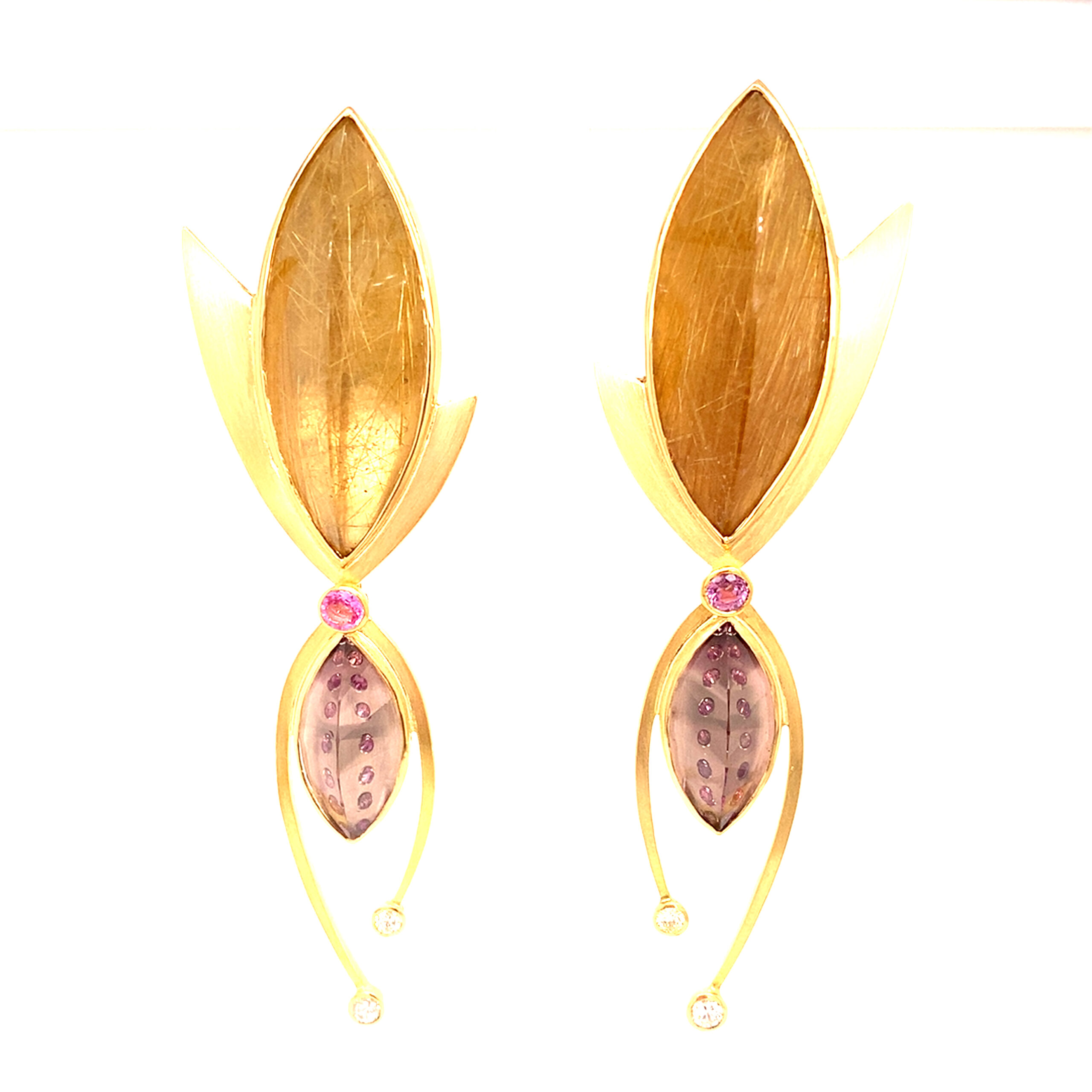Ausdrucksstarker Ohrschmuck in Gold 750 gefertigt, Ausführung als Clipstecker, auf Wunsch auch zum Clip umbaubar. Rutilquarze, Safire und Brillanten unter zwei Lavendelquarzen. Die Unterteile sind beweglich und abhängbar

Gefertigt im Atelier Kissner
Design: Carsten Kissner