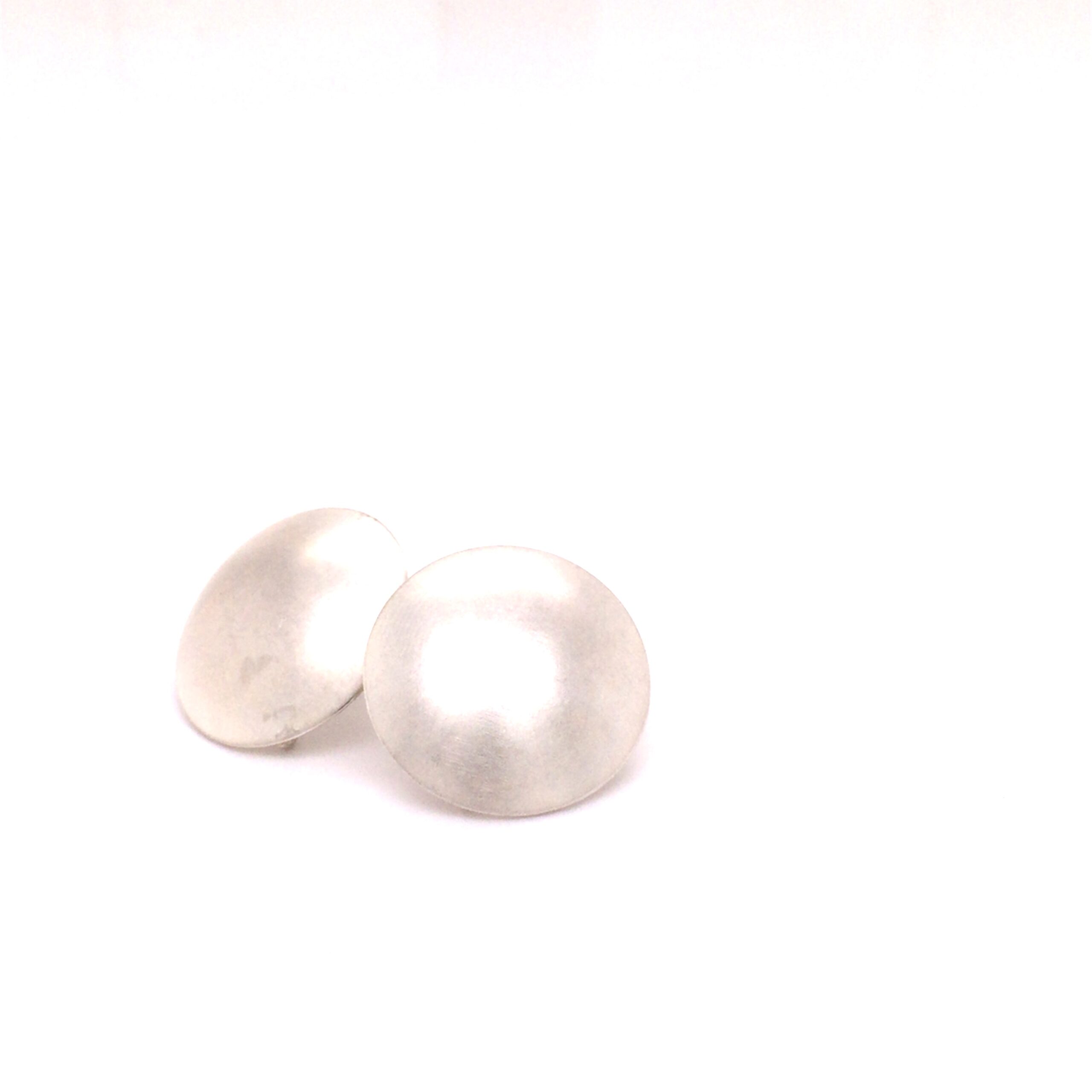 Ohrstecker gefertigt in Silber, auf der Rückseite befindet sich eine Aufhängung für Einhänger.

Größe ca. 21mm