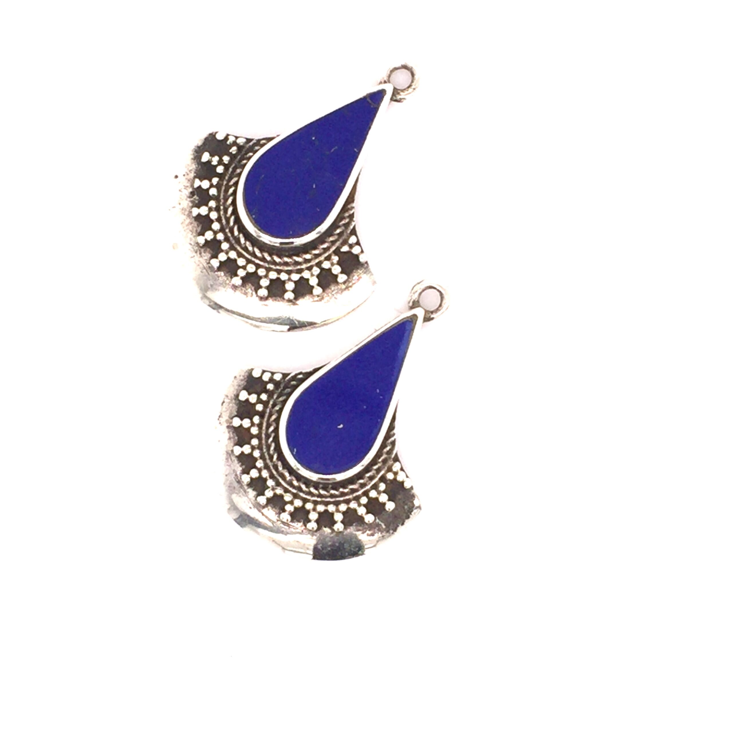 Einhänger für Ohrschmuck, gearbeitet in Silber geschwärzt, mit Lapislazuli.

Höhe ca. 2,5 cm