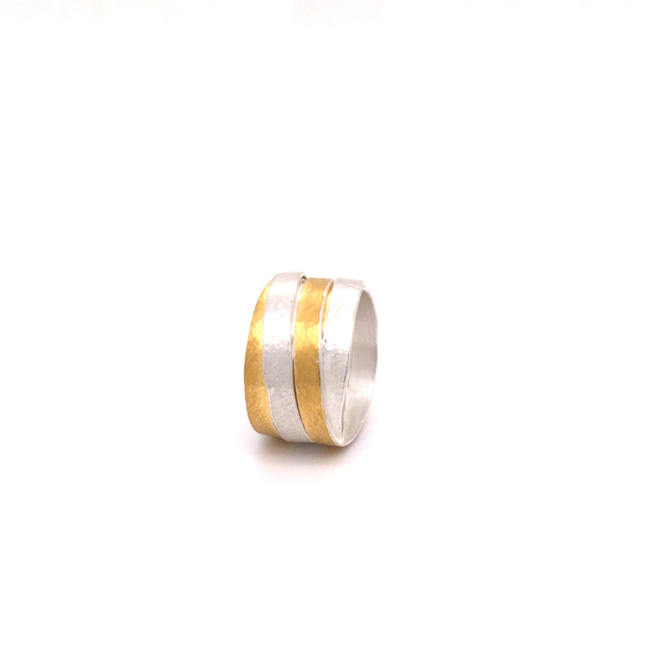 Wickelring, bi-color, gehämmert, gefertigt in Silber mit Feingold beschweißt.

Breite ca. 11mm
Eine evtl. anfallende Größenänderung ist inklusive.
Größe 56