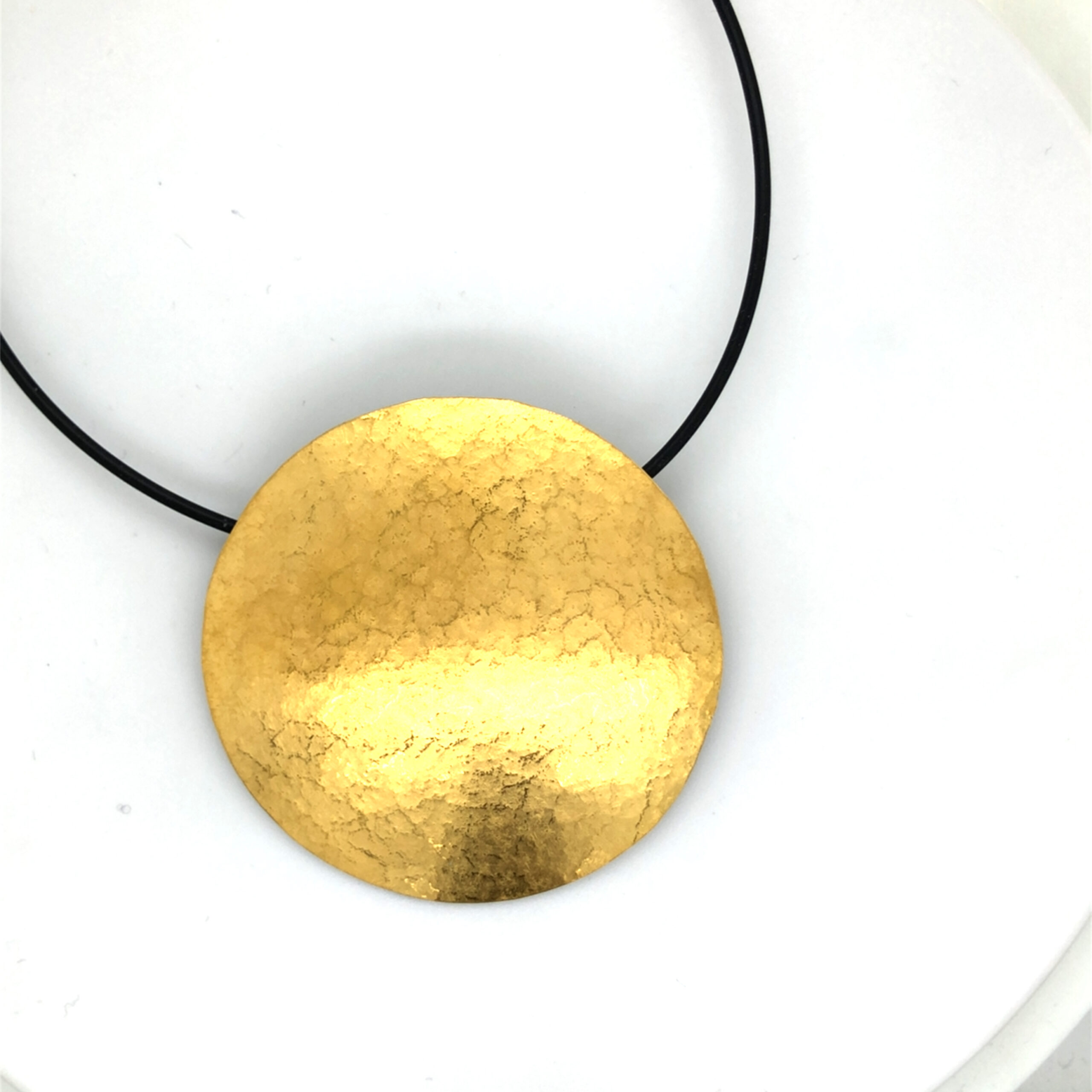Anhänger und Brosche gefertig in Silber mit Feingold beschweißt 
"Sonnenscheibe"
Durchmesser 50 mm