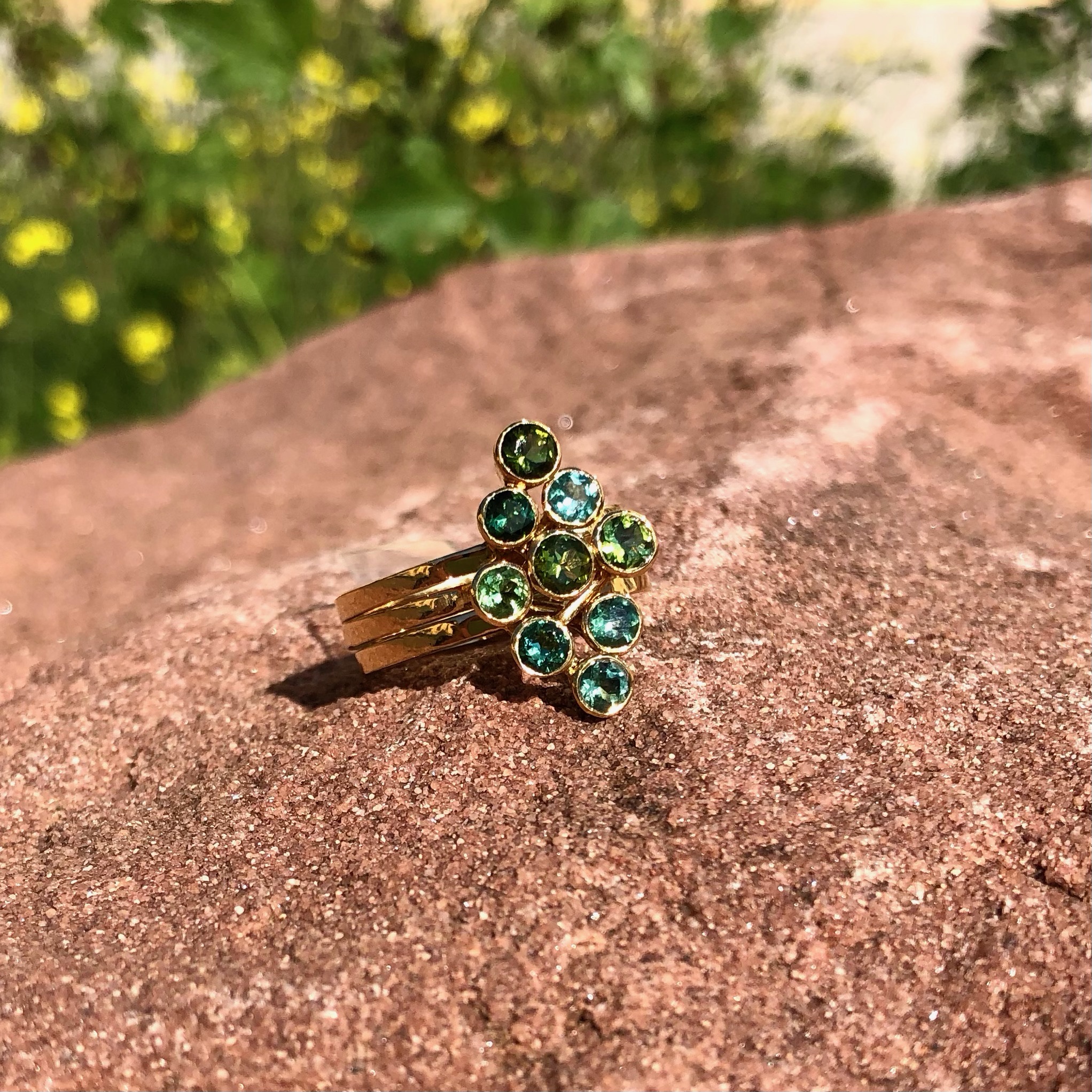 Puzzlering gefertig in Gelbgold 750/ooo, mit 9 Turmalinen
Der Ring besteht aus drei einzlenen Ringen, welche alleine, zu zweit oder zu dritt getragen werden können.

Die Ringweite beträgt 56.