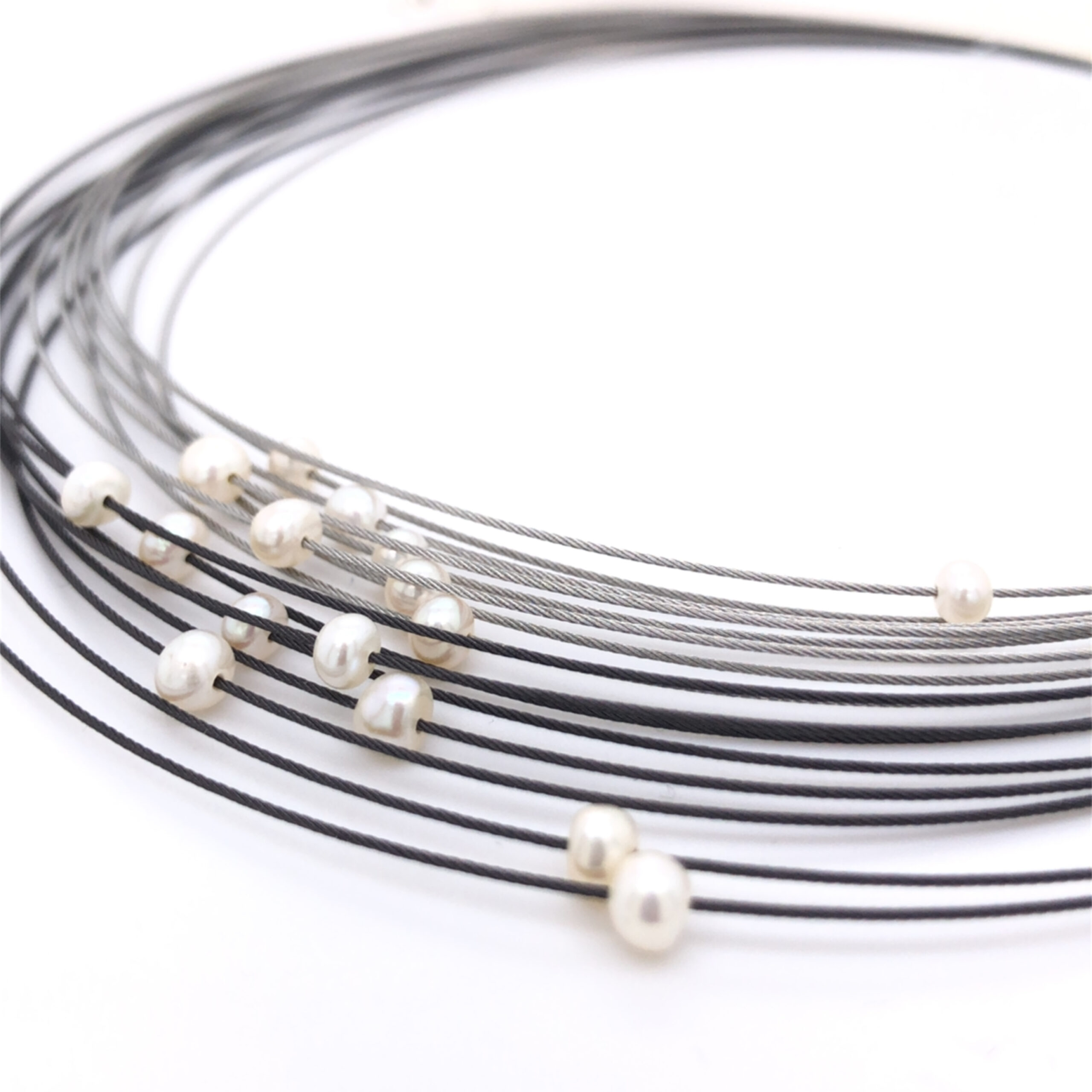 Collier gefertigt aus Edelstahl mit Süsswasserzuchtperlen. 16 Reihen.