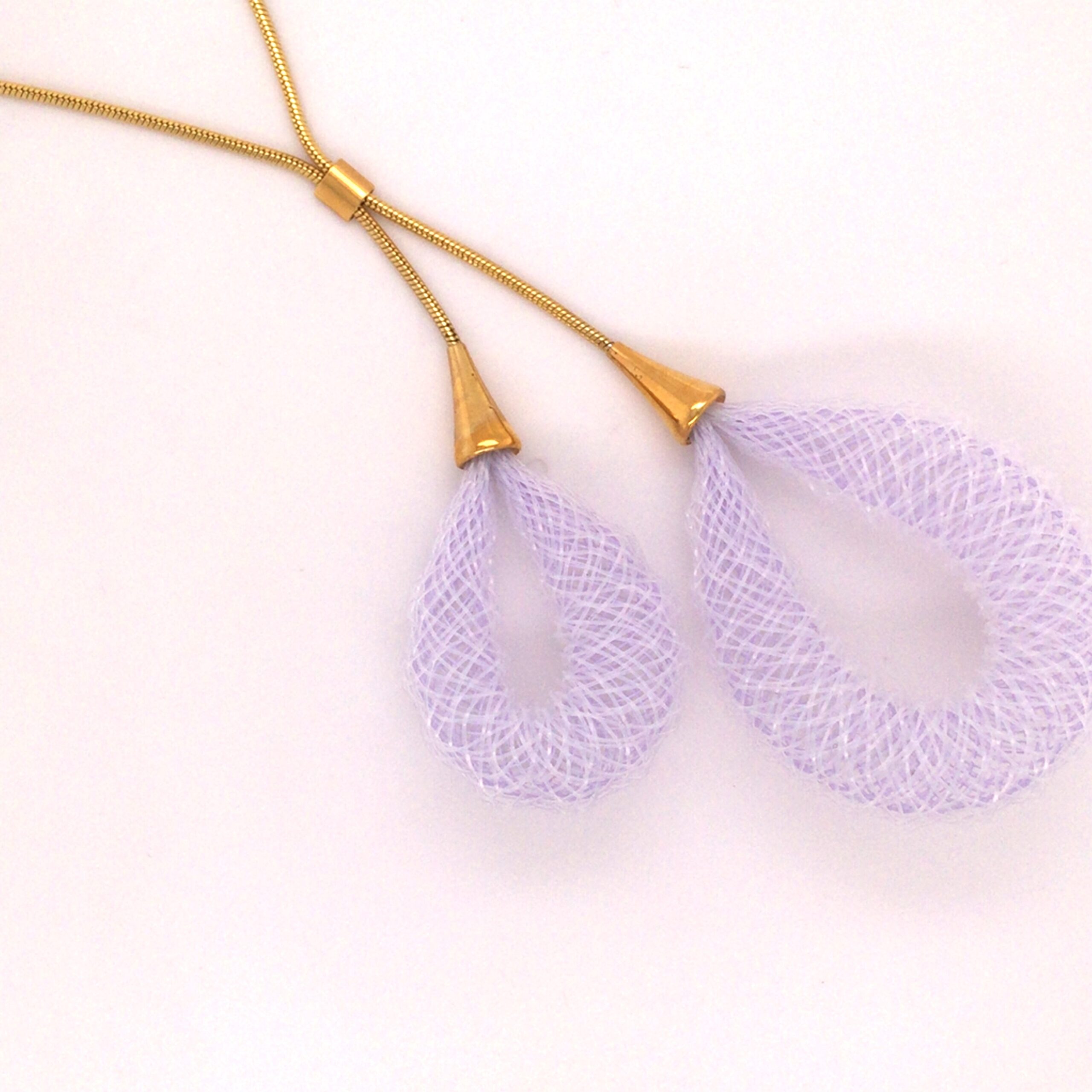 Halsschmuck Messing vergoldet, mit Nylon gearbeitet.