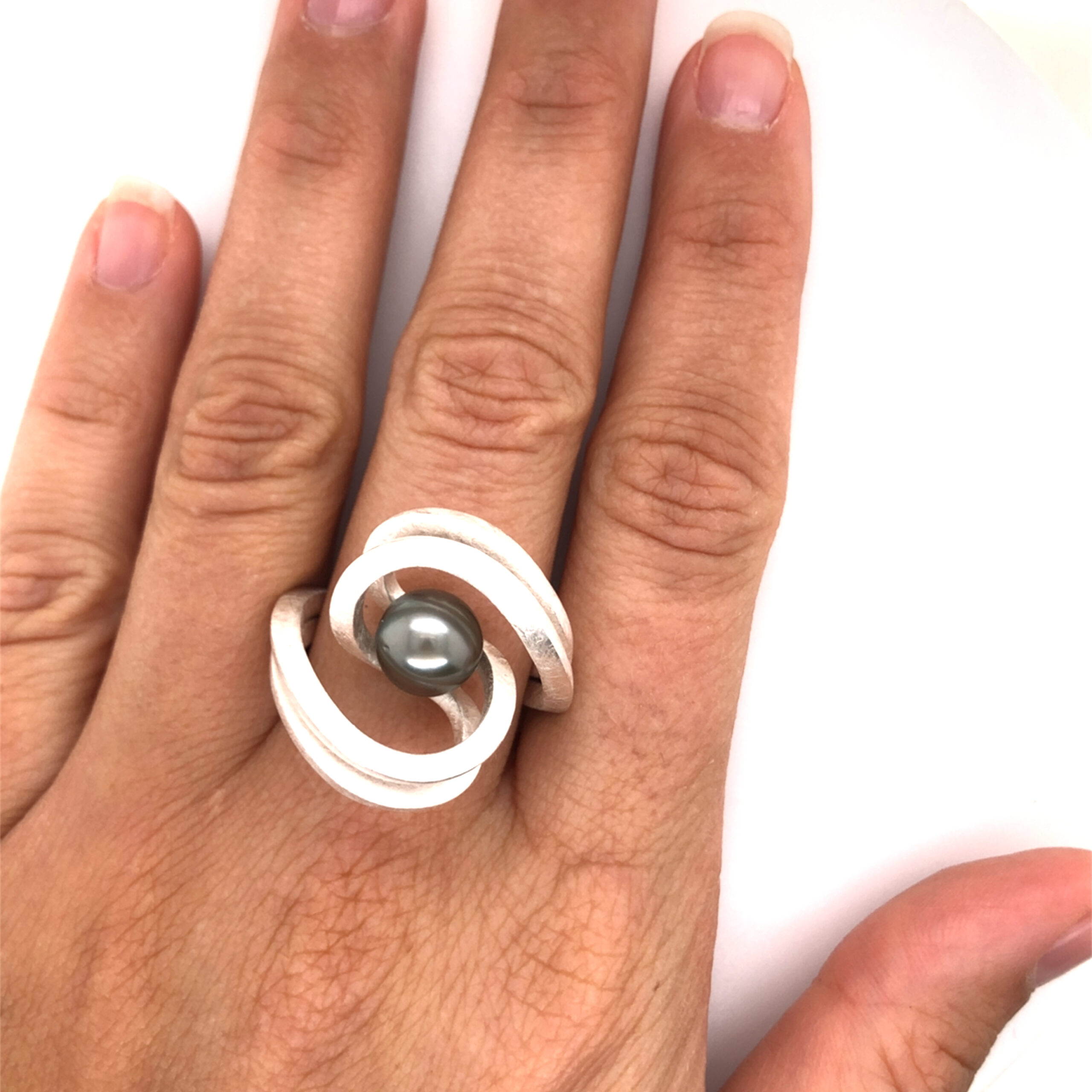 Ring Silber 925 mit Tahitiperle
Ringweite 59. Eine evtl. anfallene Ringweitenänderung ist inklusive.
