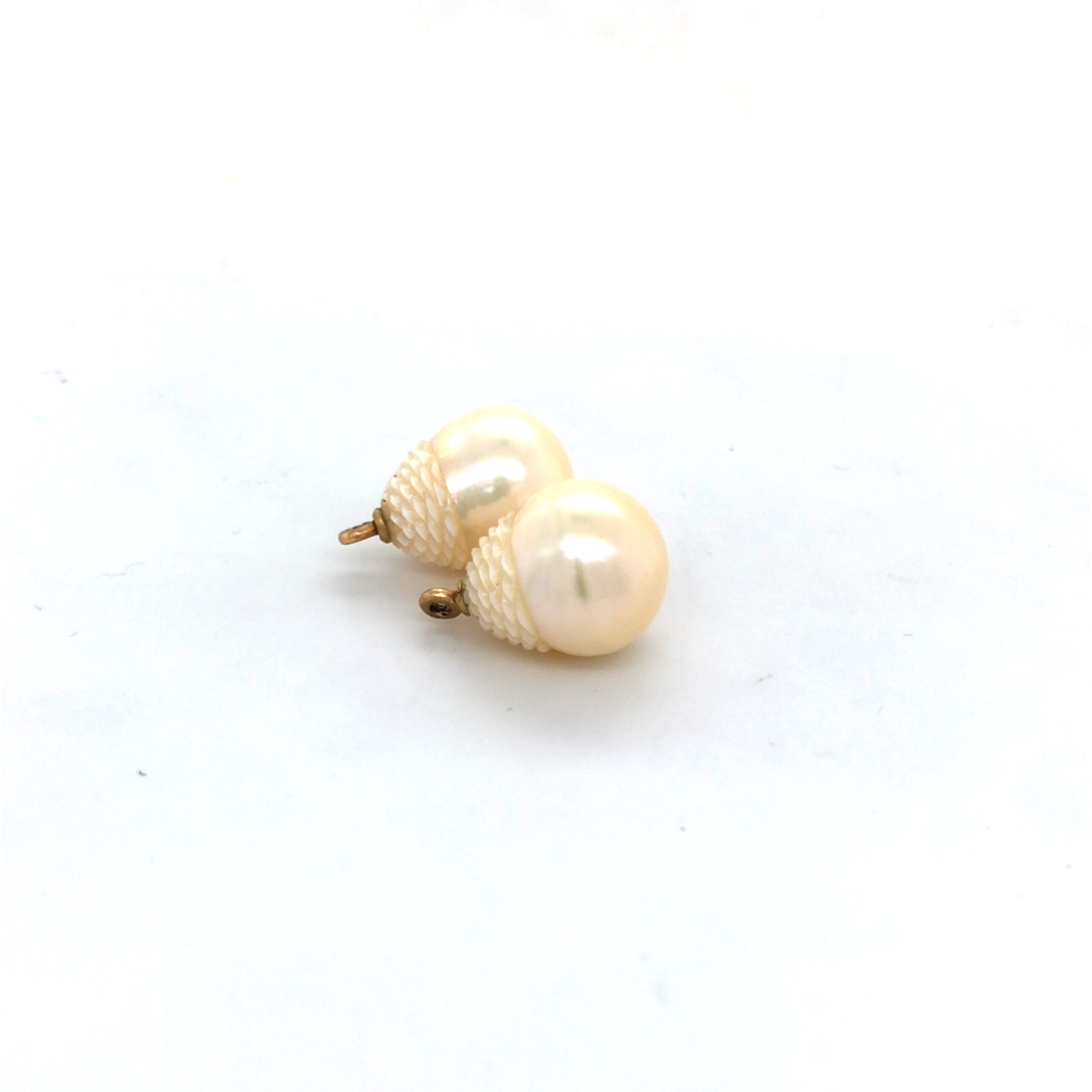 Einhänger für Ohrschmuck, gefertigt in Gelbgold 750/ooo mit 2 Südseeperlen graviert, 12mm.

Gefertigt im KISSNER Meisteratelier

Design Carsten Kissner