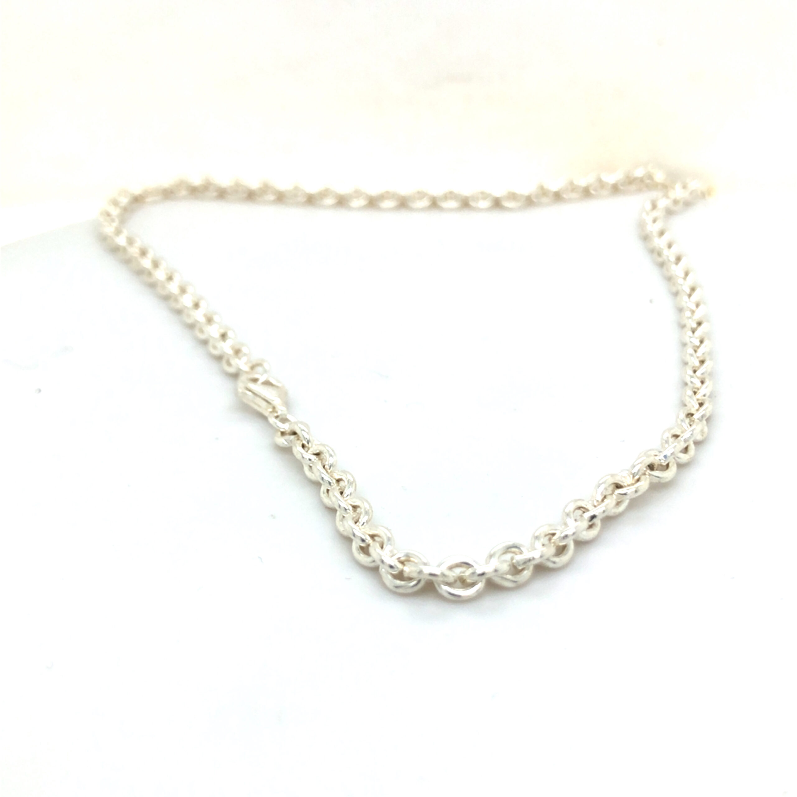 Ankerkette gefertig in Silber 925, Stärke 3,7mm, Länge 45 cm. Mit Karabiner Verschluss.