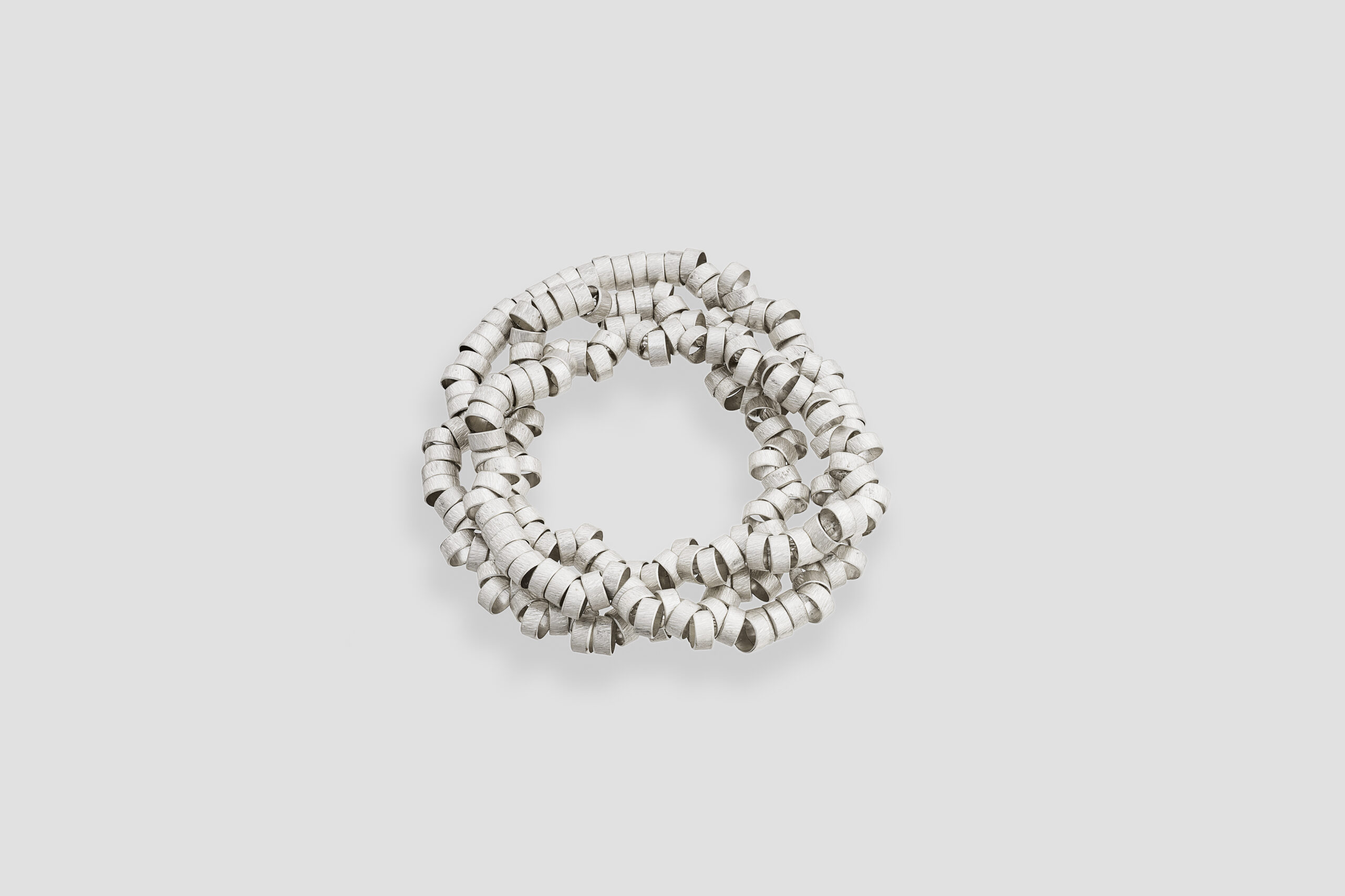 Armband gefertig in Silber 925, Abschnitte rund, aufgezogen auf Gummiband.
Der Armschmuck kann auch als kurzer Halsschmuck getragen werden.