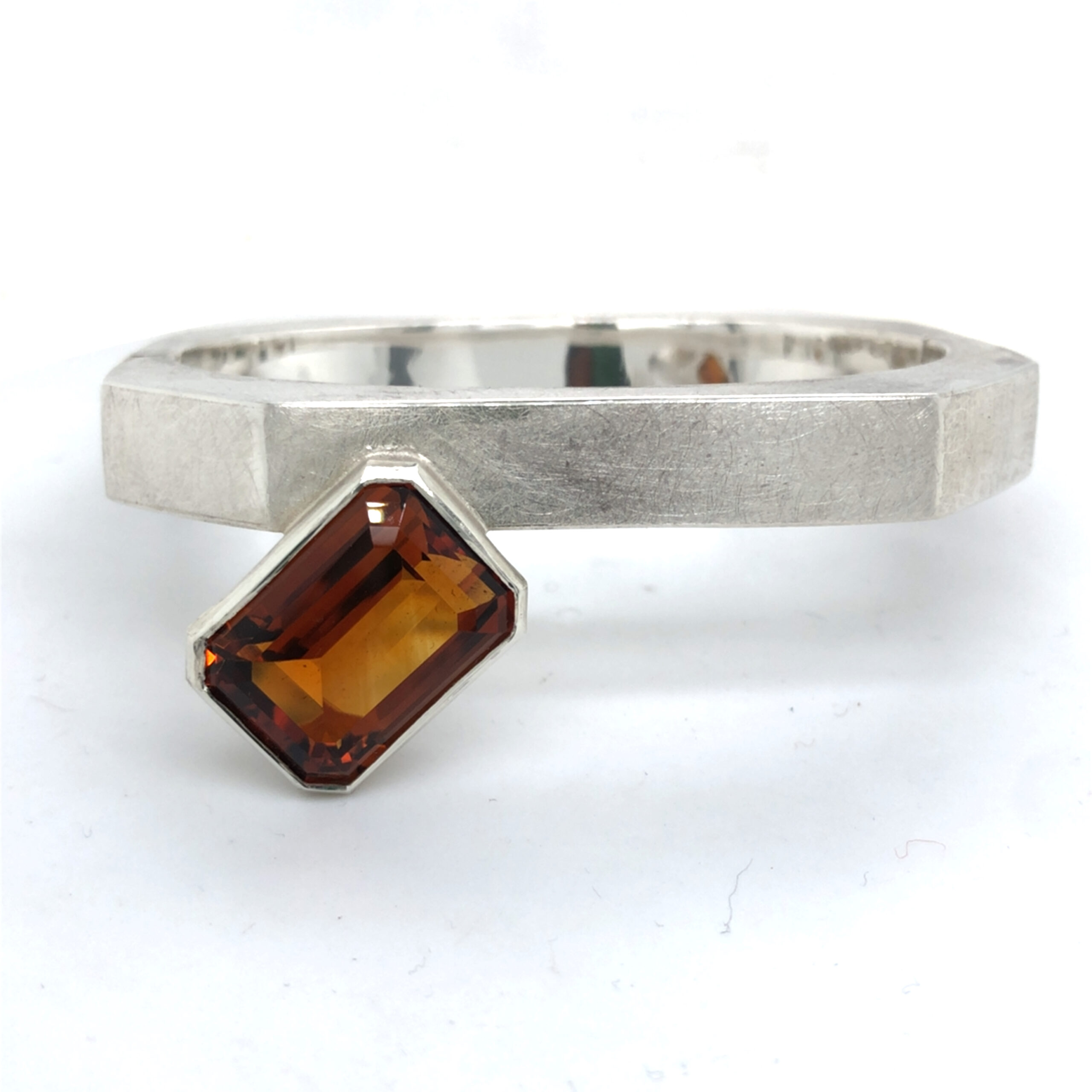 Armreif in Silber 925 mit Achteck Citrin cognacfarben AAA

UNIKAT - gefertigt im KISSNER Meisteratelier

Design: Carsten Kissner