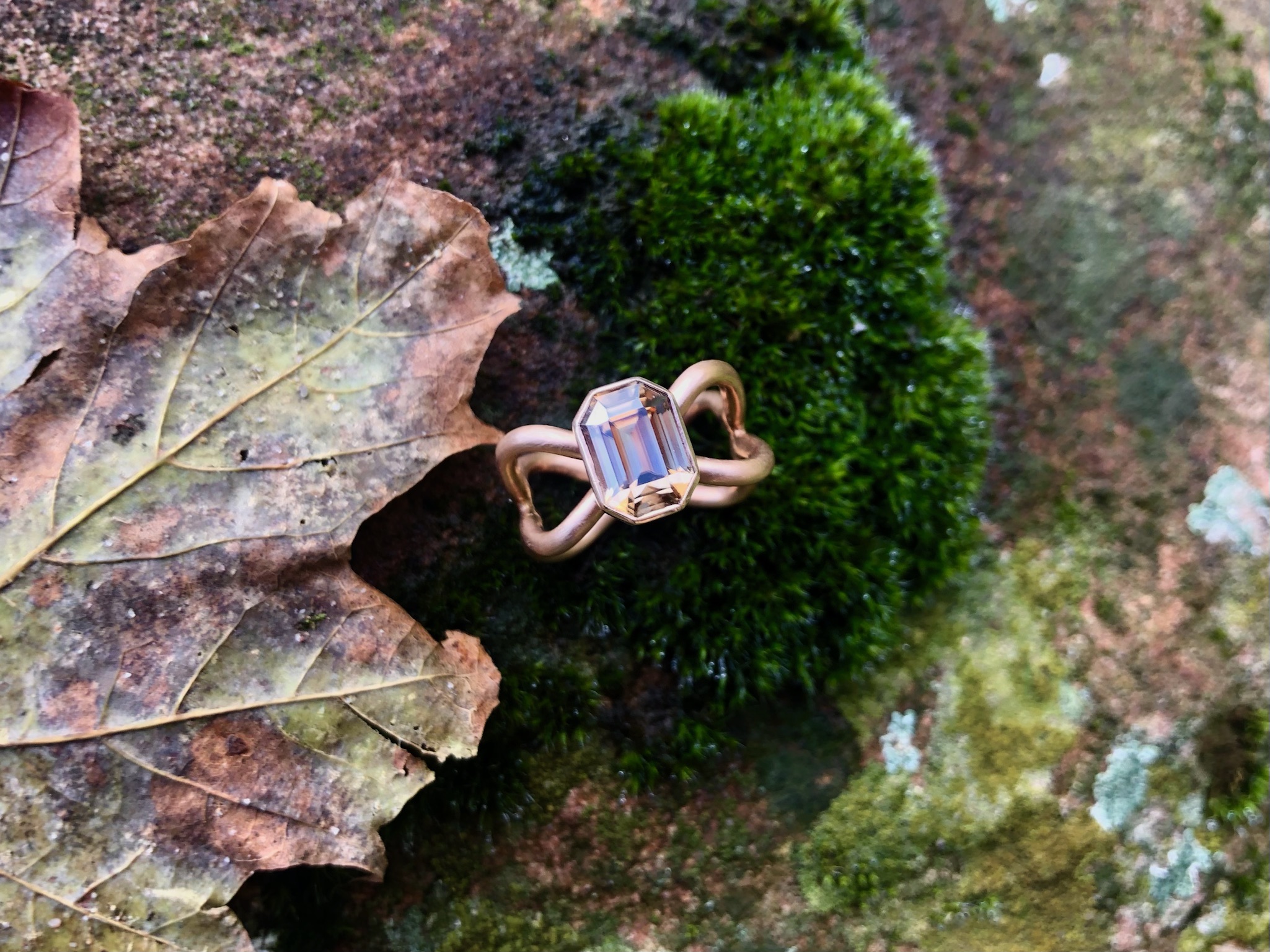 Ausdrucksstarker Ring in Rotgold 750 mit einem cognacfarbenen Zirkon im Emerald Cut mit 4,45ct. Herkunft Singida, Tansania. Größe 58, Änderung nach Anprobe auf Wunsch selbstverständlich inklusive.

Gefertigt im KISSNER Meisteratelier
Design: Carsten Kissner