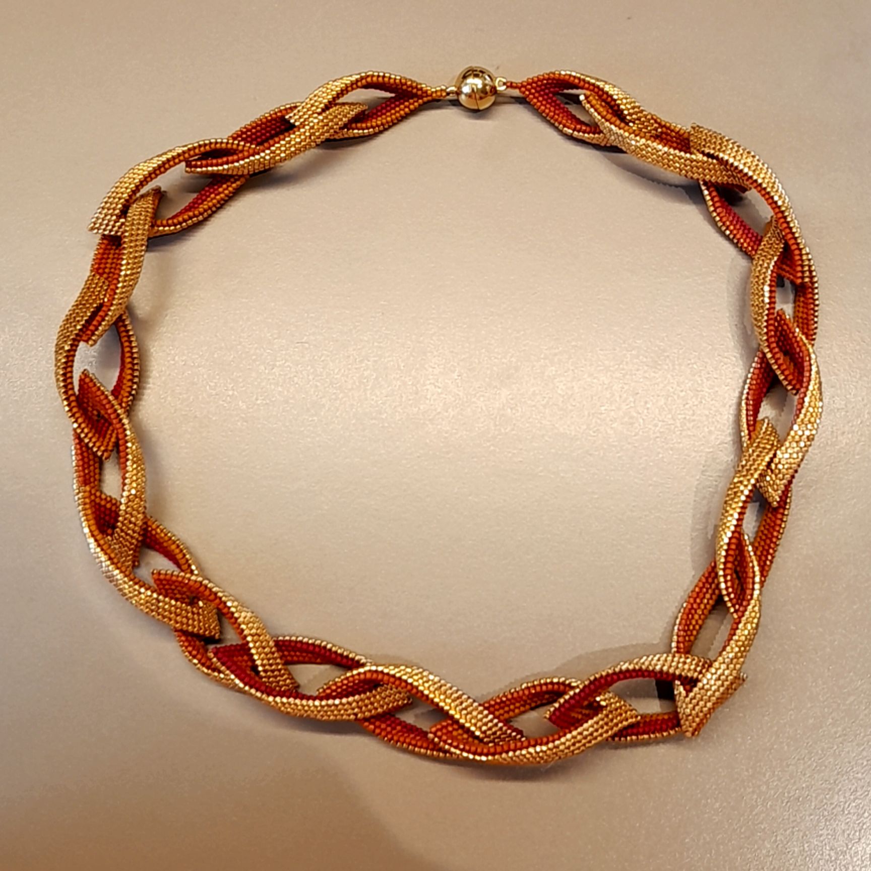 Halsschmuck gefertig mit Glasperlen in Gold, Rot, Braun
-Made in Schwetzingen-