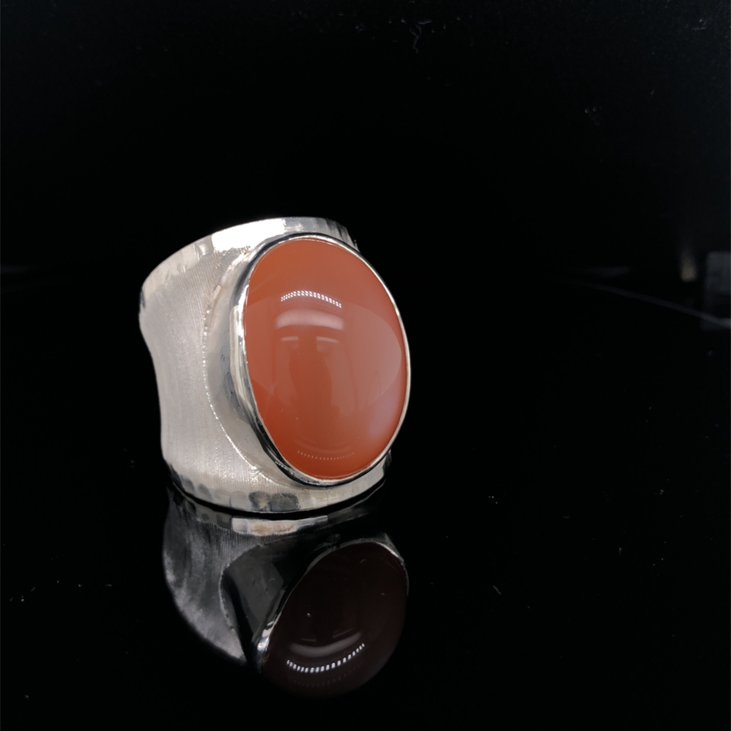 Mantelring gefertig in Silber 925 mit einem tollen Mondstein, bequeme Passform.
Größe ca. 55-56, eine evtl. anfallende Ringgrößenänderung ist inklusive.

Design: Carsten Kissner
Fertigung: Carsten Kissner, Schwetzingen