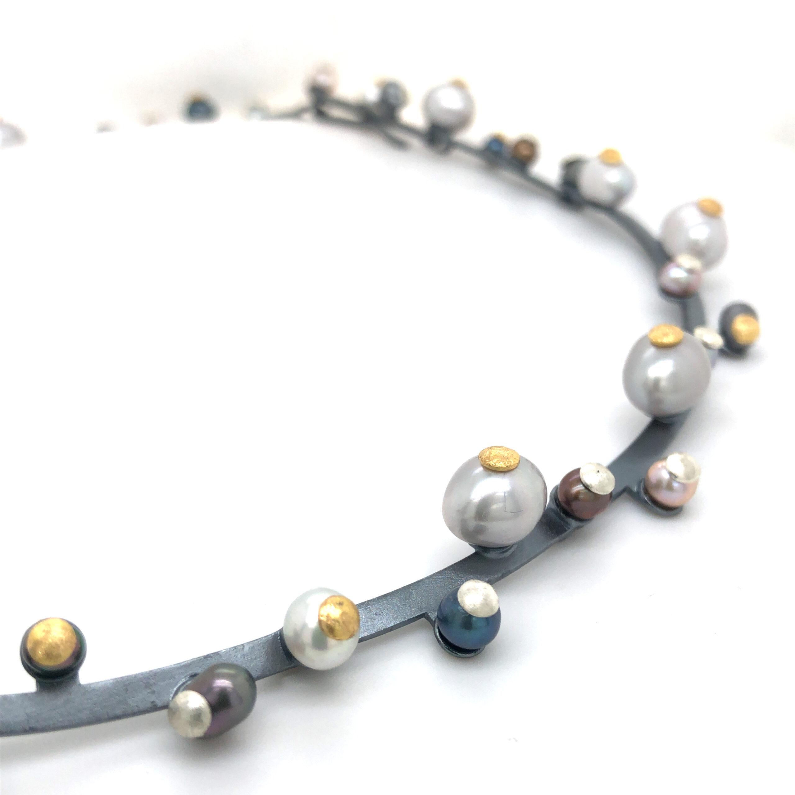 Außergewöhnlicher Perlnschmuck als Gliederkette ausgeführt. Silber geschwärzt, Süsswasserperlen, teilweise gefärbt, mit Feingold finiert. Länge 44cm