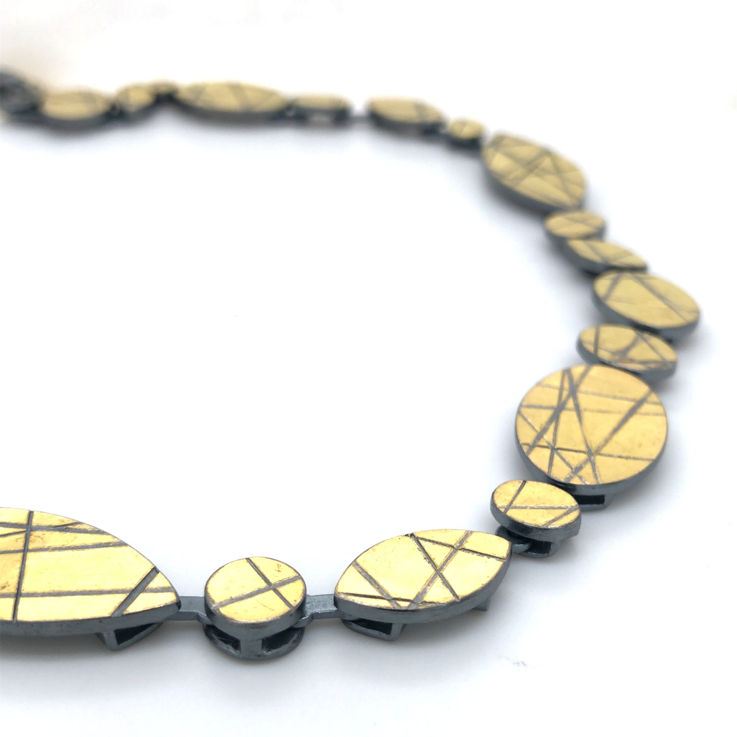 Dieses Collier aus Silber mit Feingoldbeschichtung besticht durch sein edles Design und seine hochwertige Verarbeitung. Tragen Sie es alleine als Statement-Stück oder kombinieren Sie es mit anderen Schmuckstücken für einen individuellen Look. Das Collier ist vielseitig einsetzbar und passt zu jedem Anlass. Perfekt für stilvolle Damen, die Wert auf Eleganz und Qualität legen.