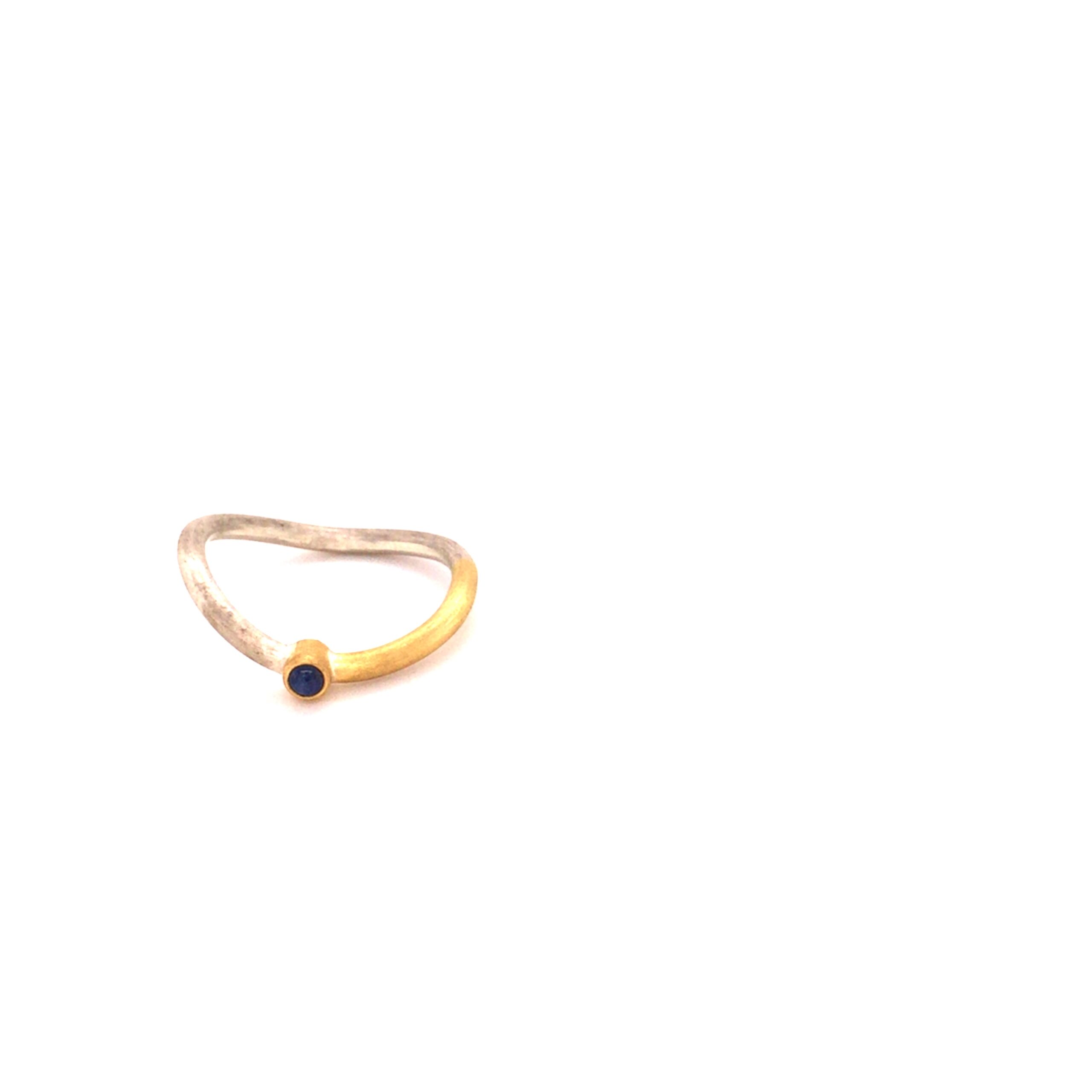 Ring Bi-Color, gefertigt aus Silber und Gold 900, sowie einem Safir.

Größe 56. Eine evtl. anfallende Ringgrößenänderung ist inklusive.