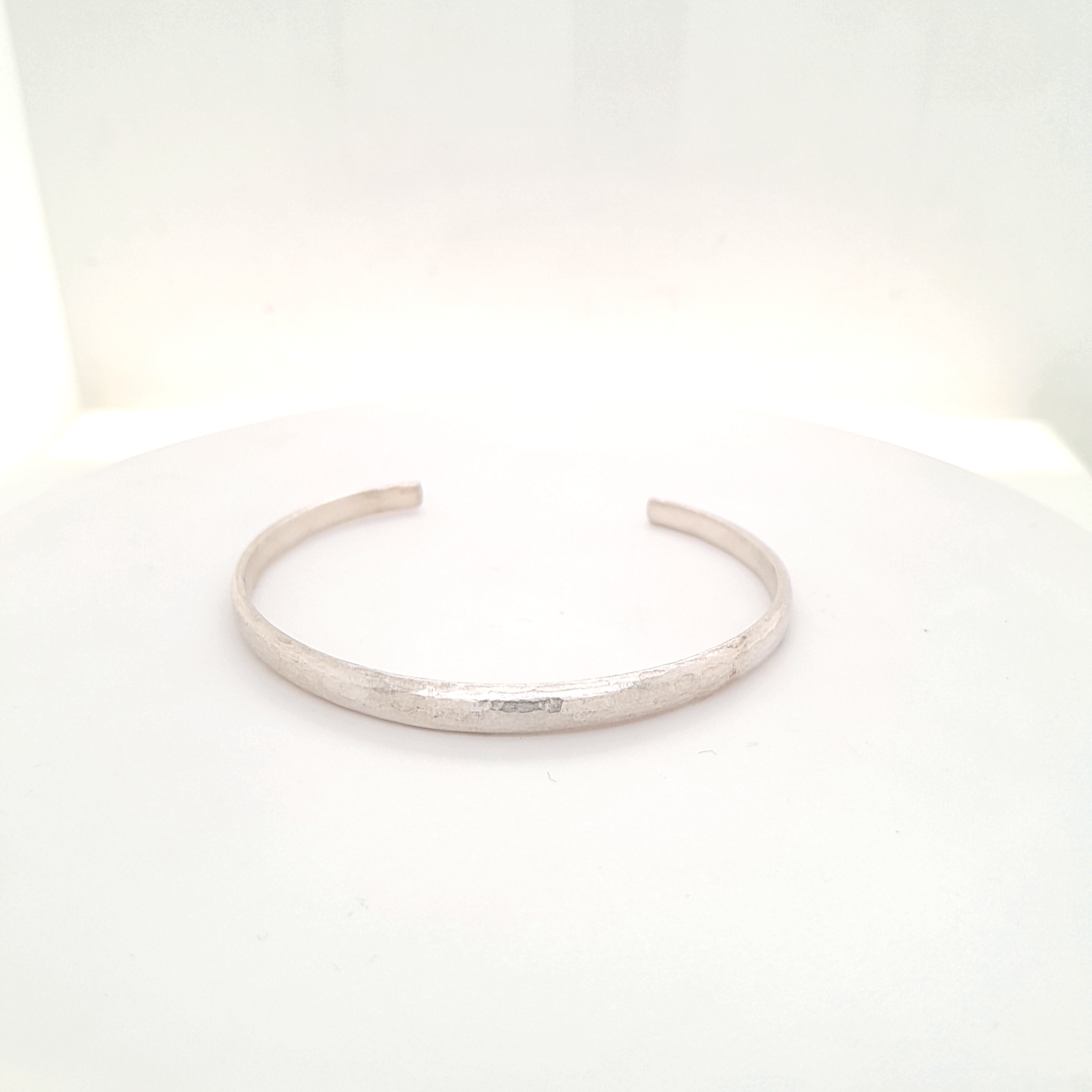 Armspange gefertig in Silber 925, mit einer Hammerschlagstruktur 
Breite 5,2 mm Oval