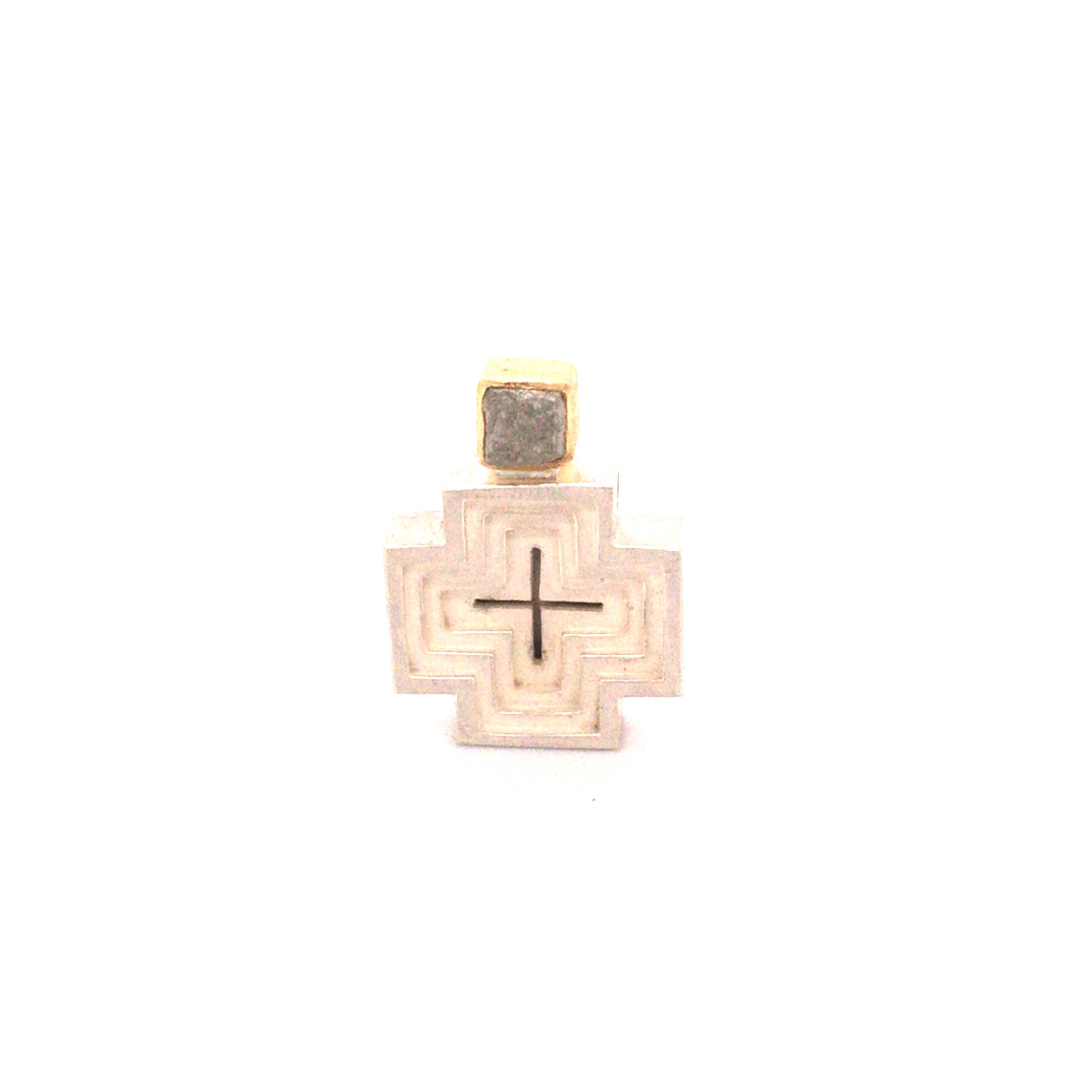Anhänger Kreuz, gearbeitet in Silber, mit Rohdiamant gefasst in Gold, auch Silber geschwärzt möglich. Länge ca 3 Cm

Gefertigt im Atelier Kissner
Design: Carsten Kissner