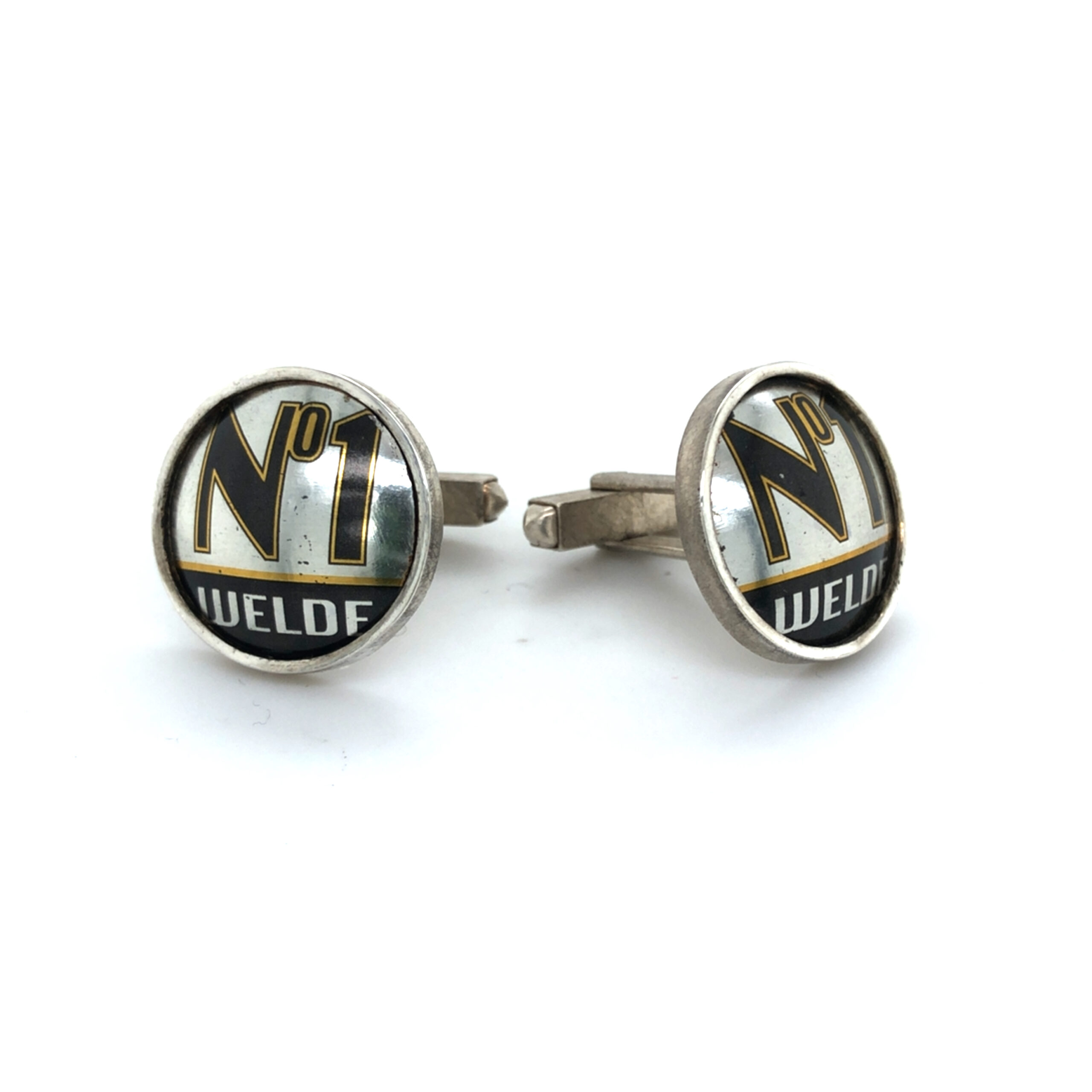 Manschettenknopf mit regionalem Statement: Kronkorkenverschl&uuml;sse der Braumanufaktur Welde in Plankstadt. In Silber 925 gearbeitet

gefertigt im KISSNER Meisteratelier

Design: carsten Kissner