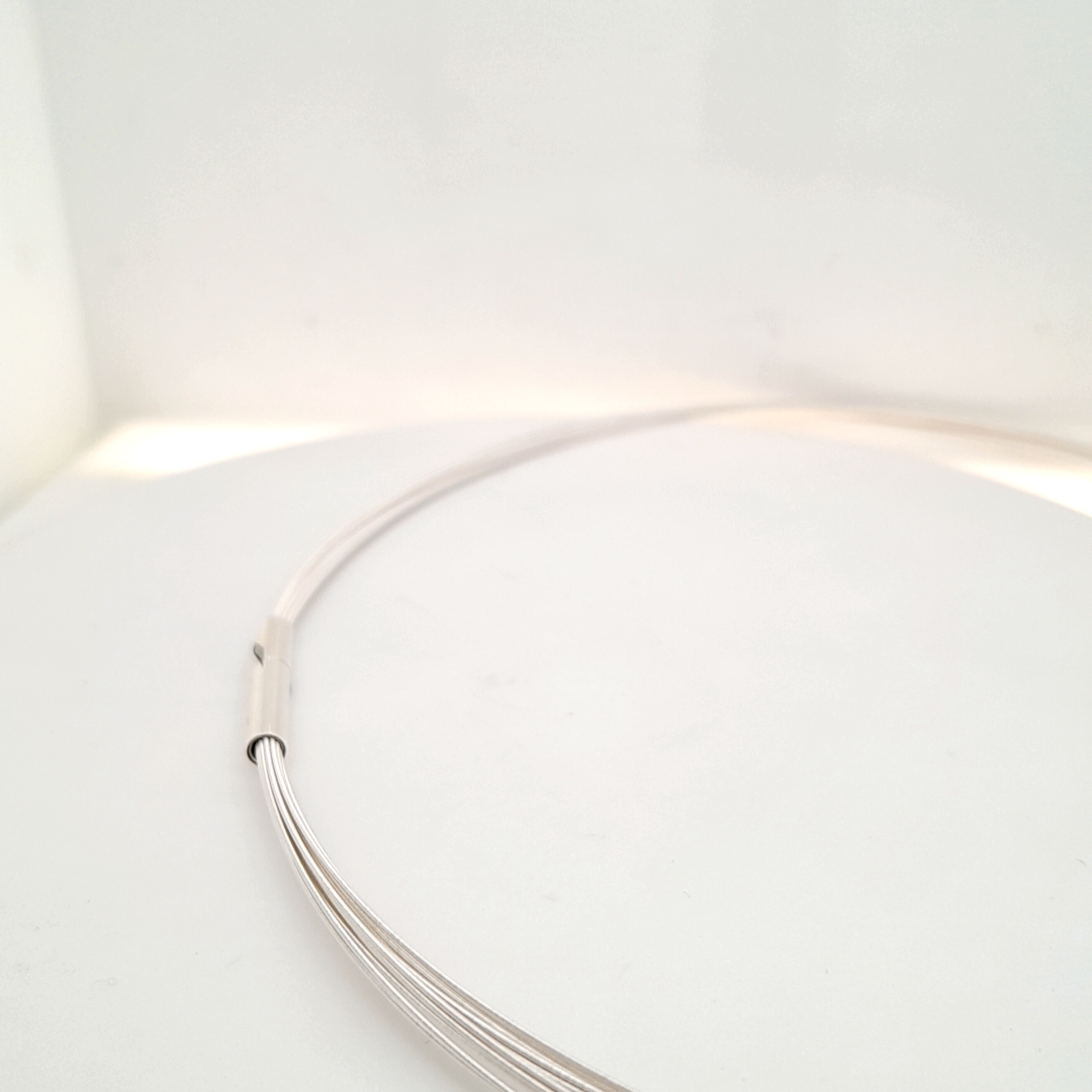 Seilecollier Elastic Spiral 0,5 mm Reihen 16 
Doppelclip AG925 
Länge 45cm