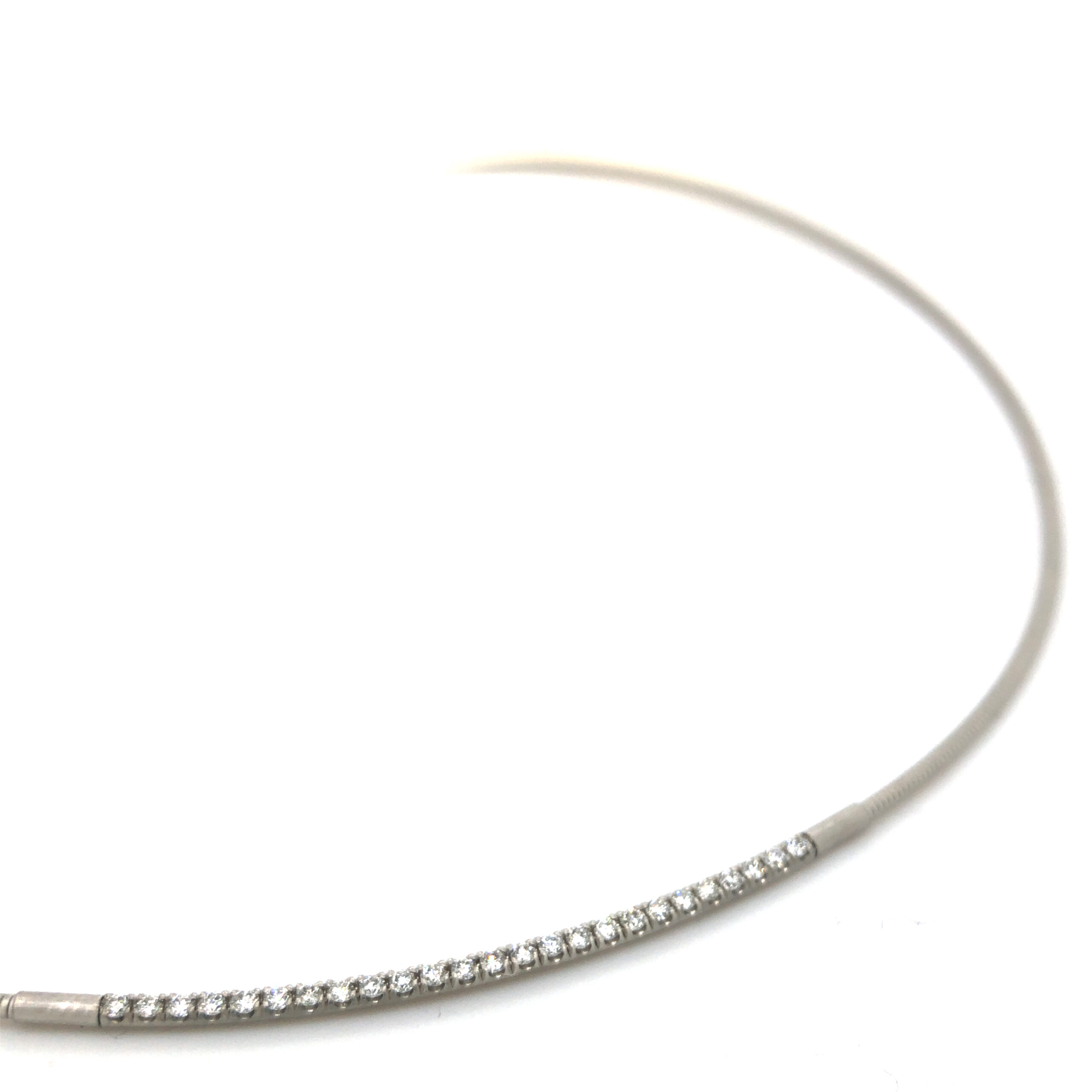 Geschmeidig weiches Spiralcollier, gefertigt in Platin 950 mit 25 Brillanten, zusammen  0,29ct ( TW vsi) in Länge 40cm. Formschöne, und leicht zu bedienende Clipschließe.

Design: Jörg Kaiser